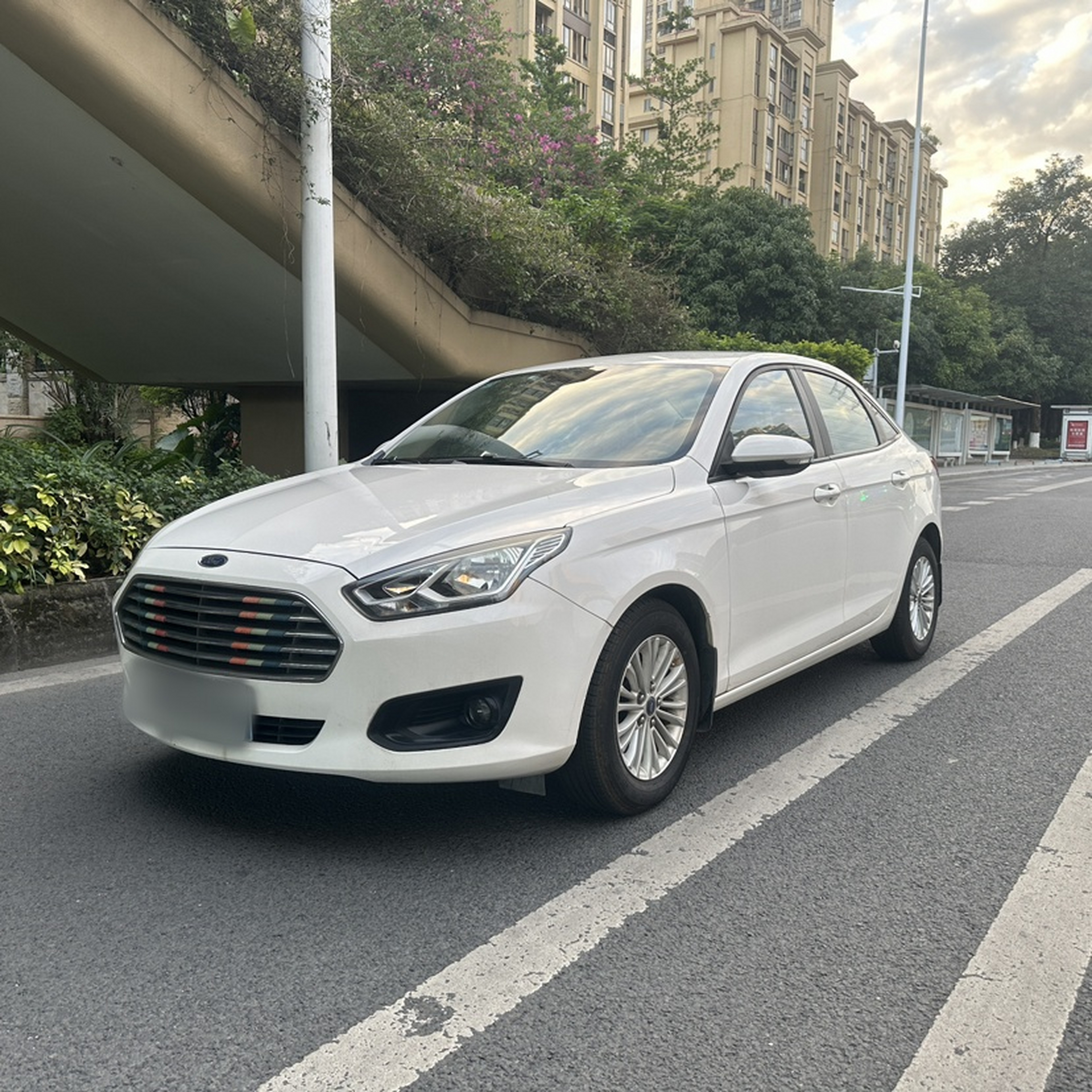 Под передней частью автомобиля