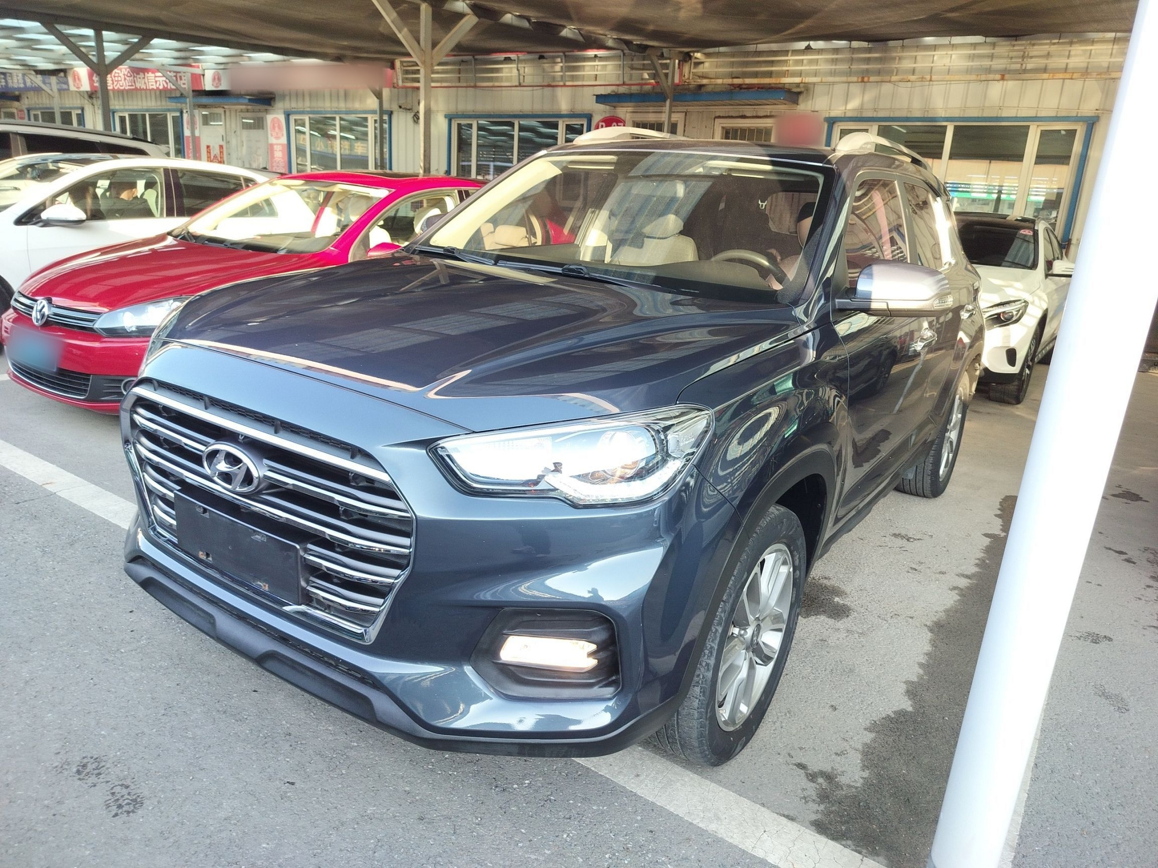 تحت مقدمة السيارة