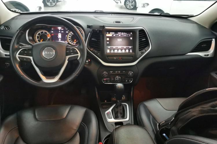 Used  Cherokee 2020 2.0L Two-Wheel Drive Classic Sports Edition
