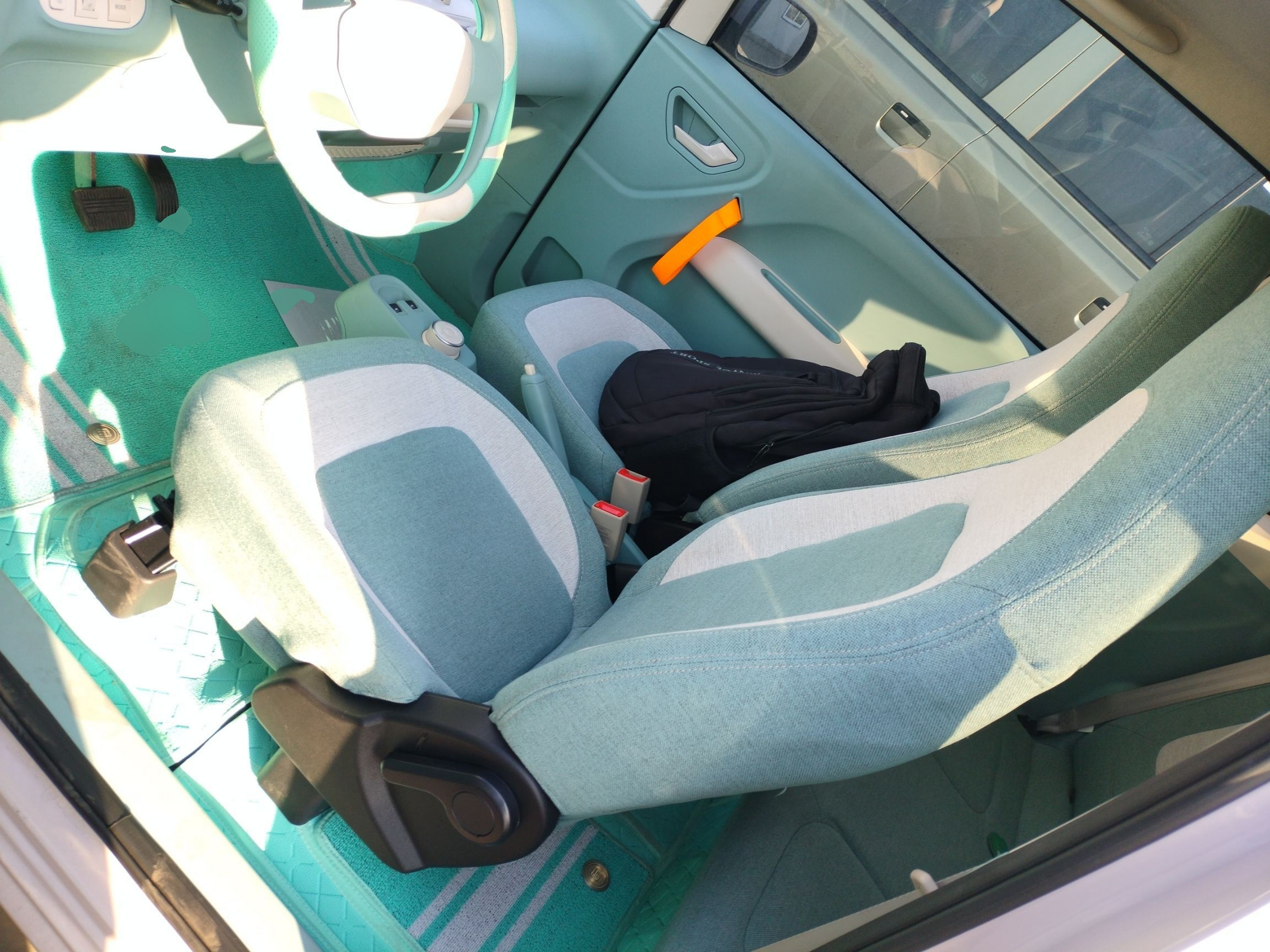 المقاعد الأمامية داخل السيارة