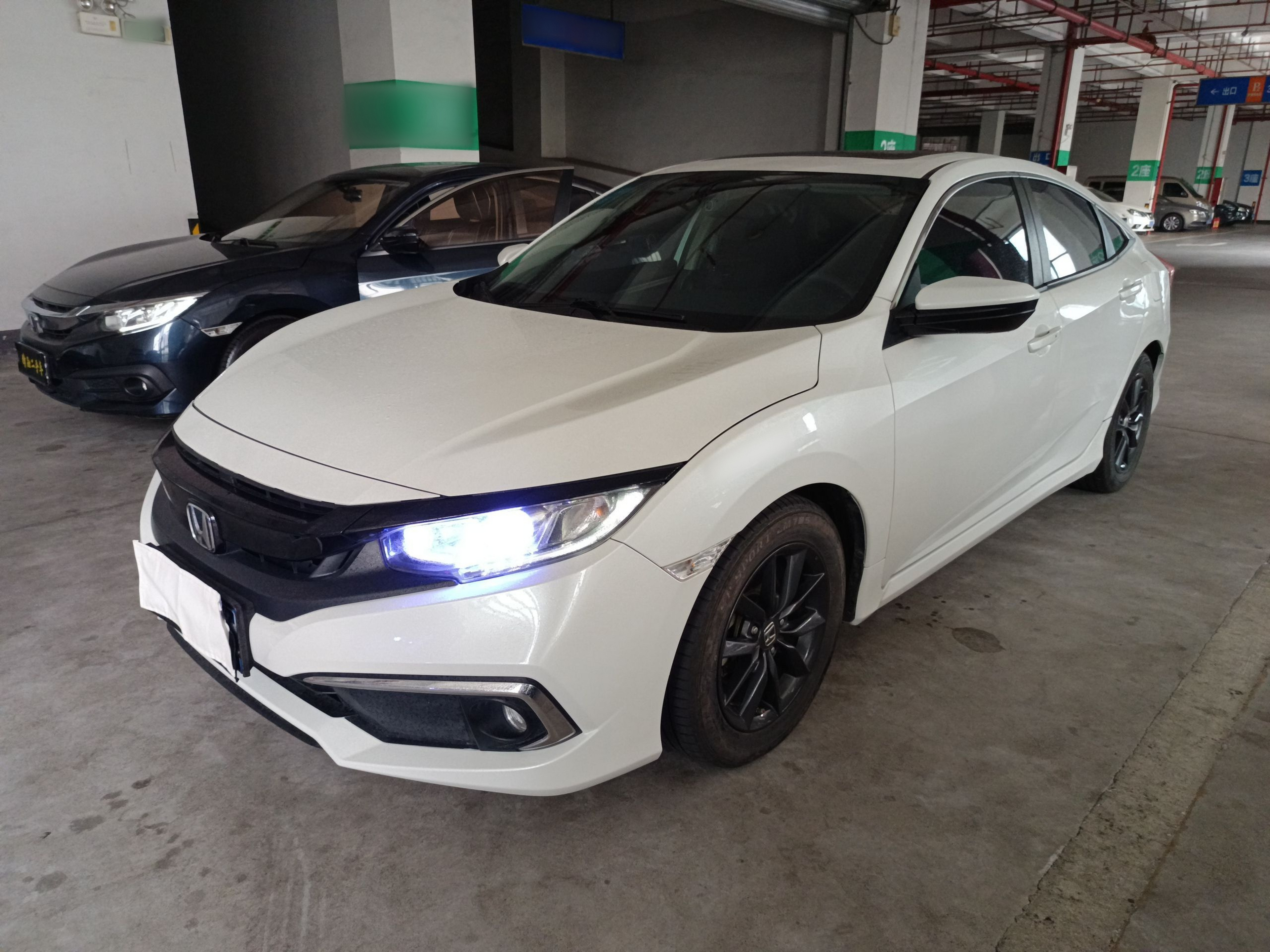 Под передней частью автомобиля