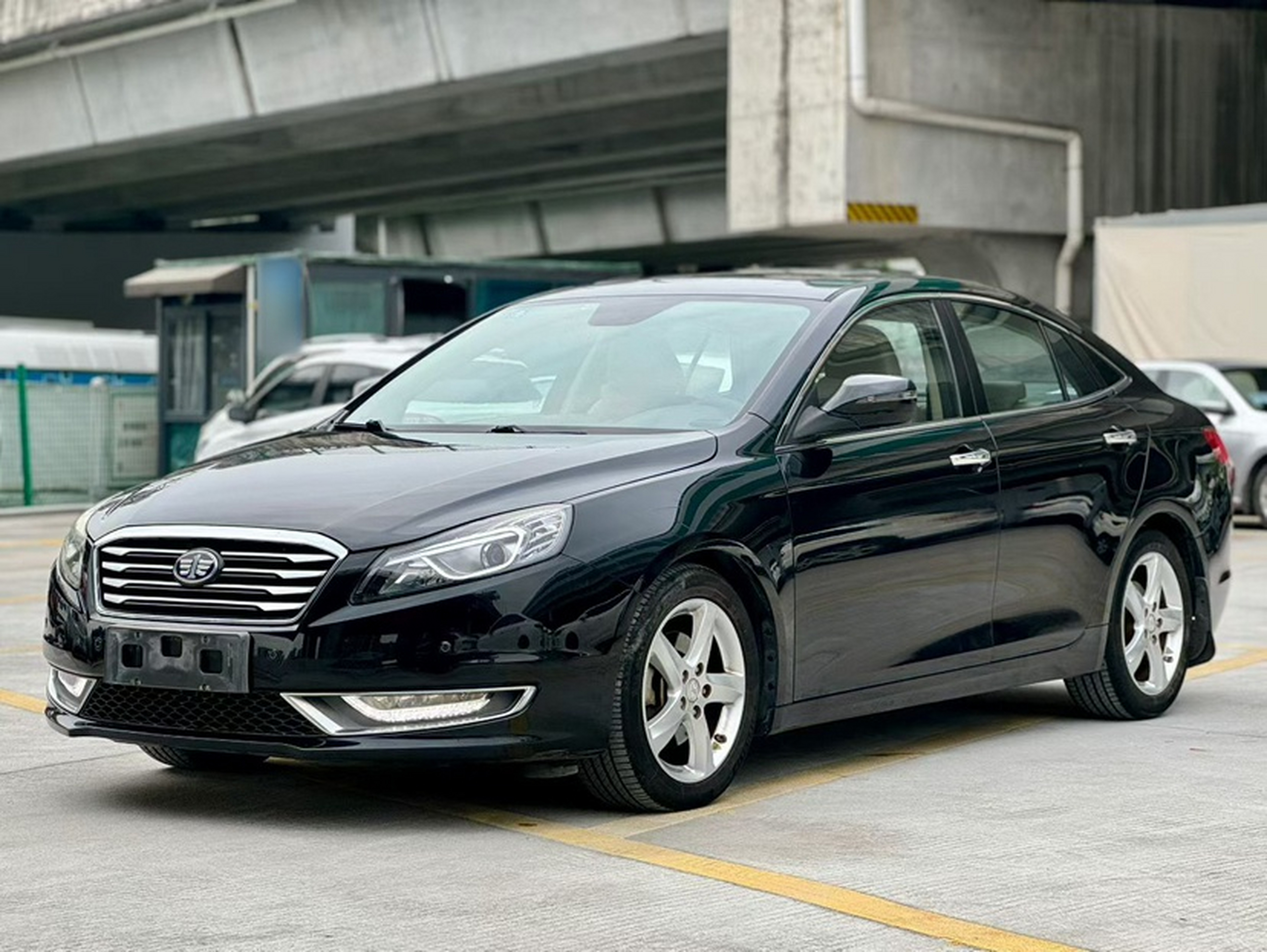 Под передней частью автомобиля