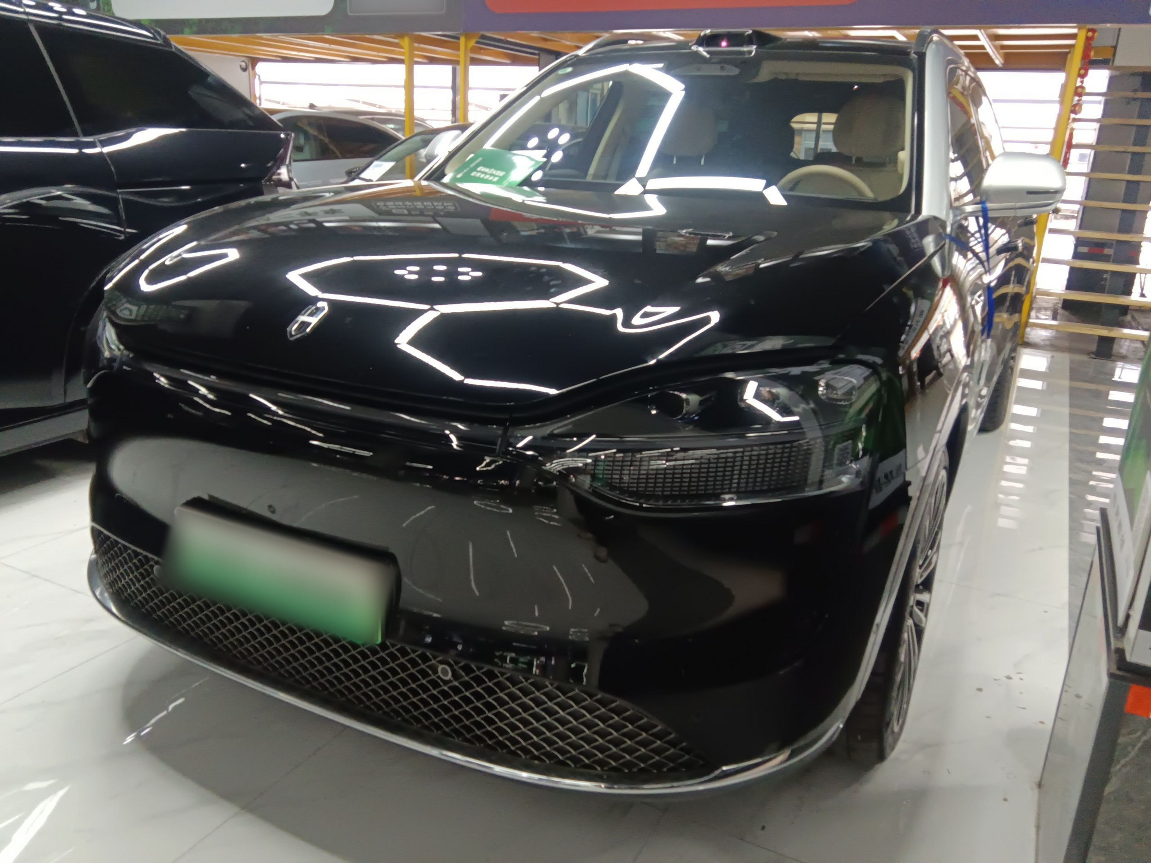 Под передней частью автомобиля