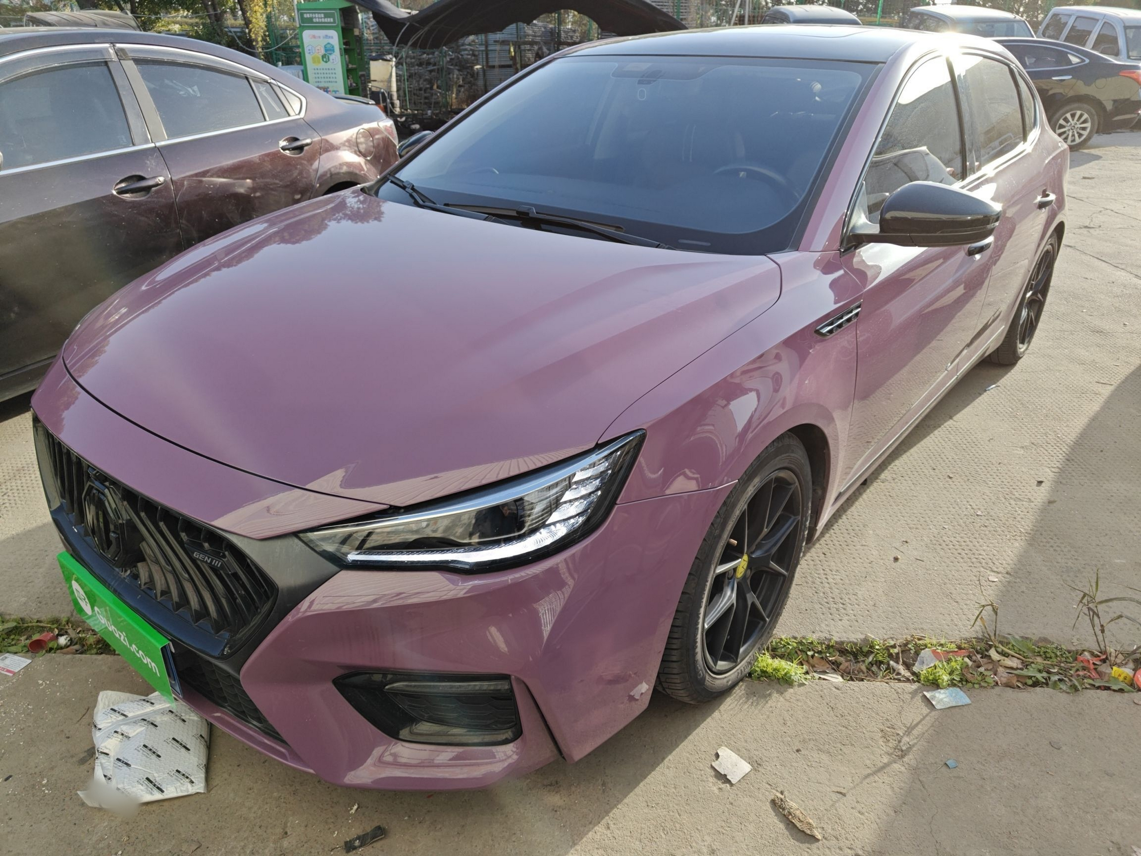 تحت مقدمة السيارة