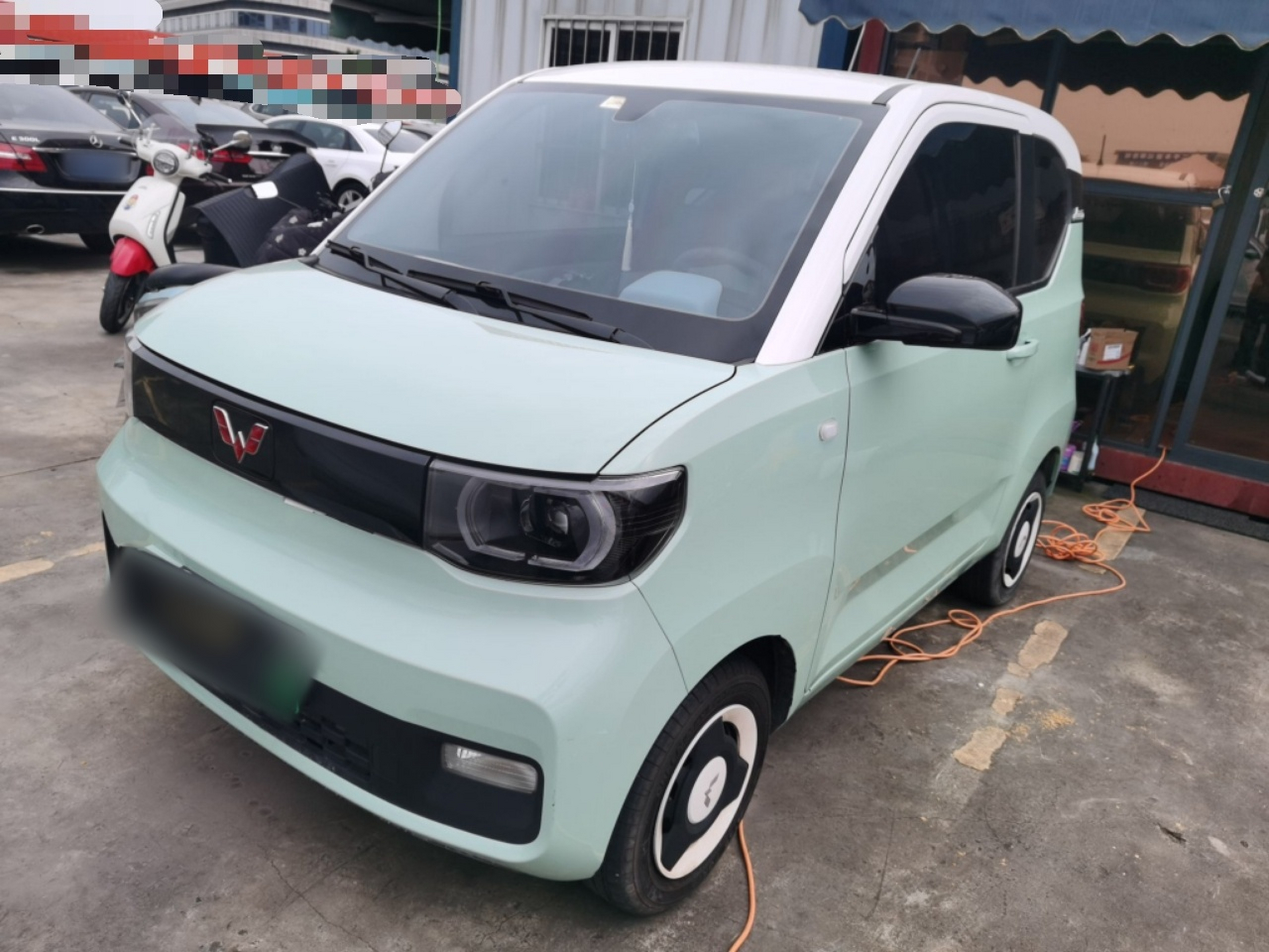 Под передней частью автомобиля