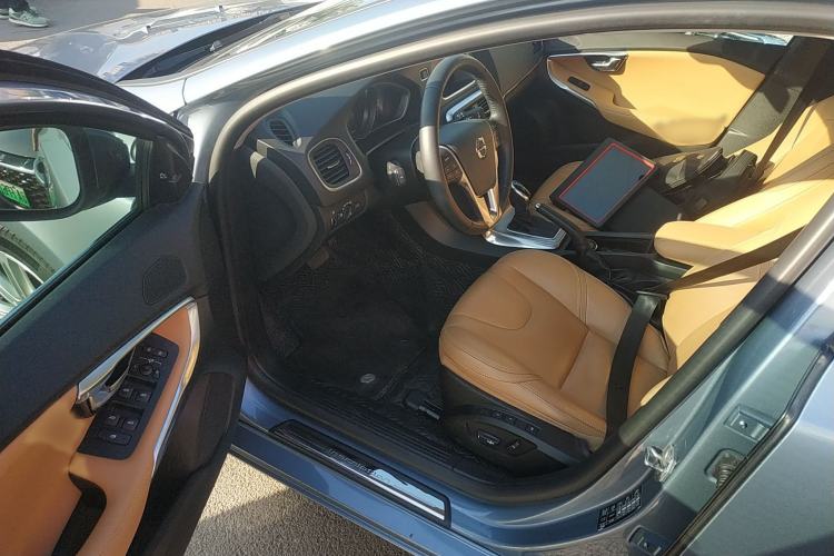 Used Volvo V40 2018 T3 Zhiya Edition
