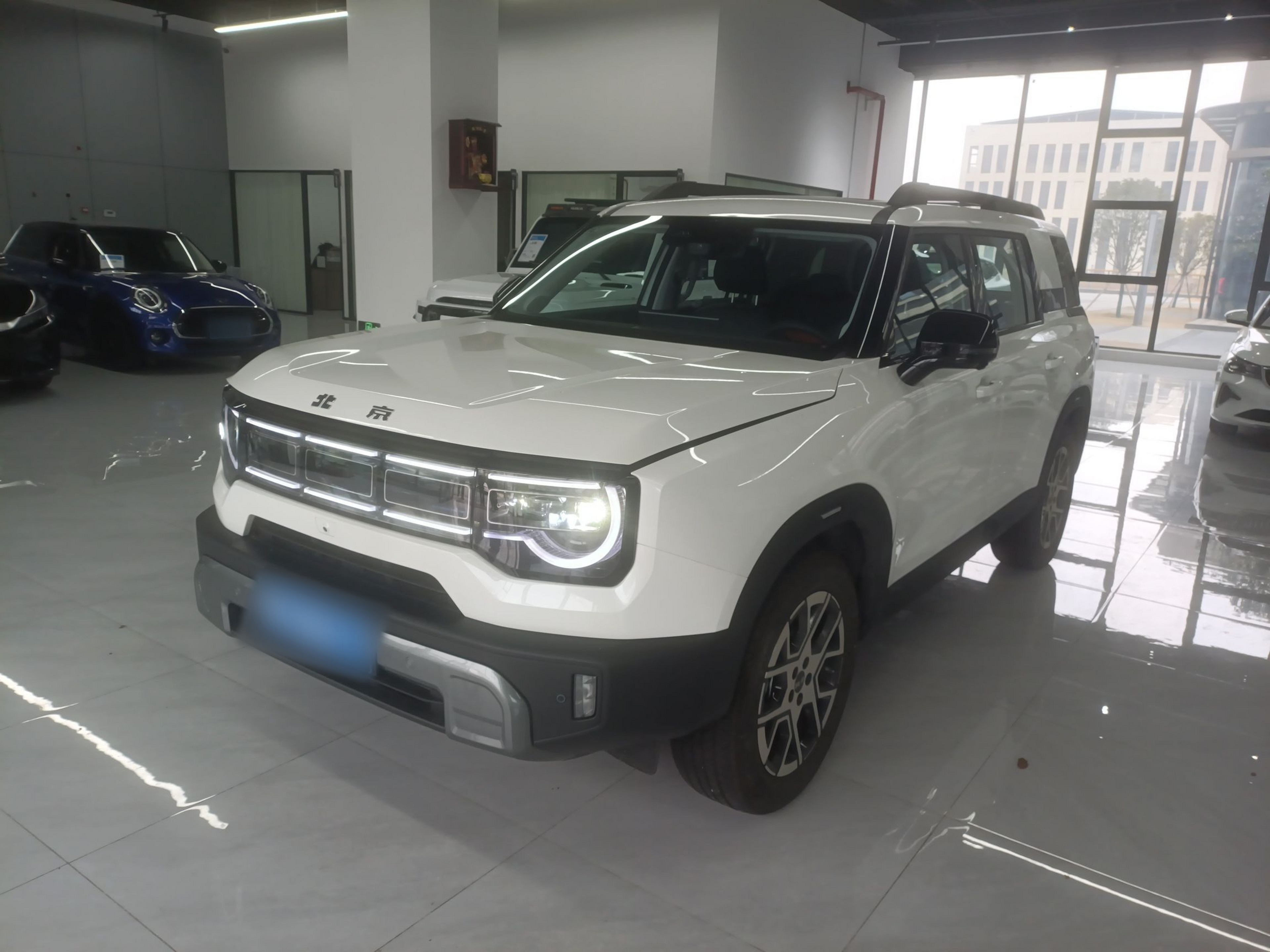 تحت مقدمة السيارة