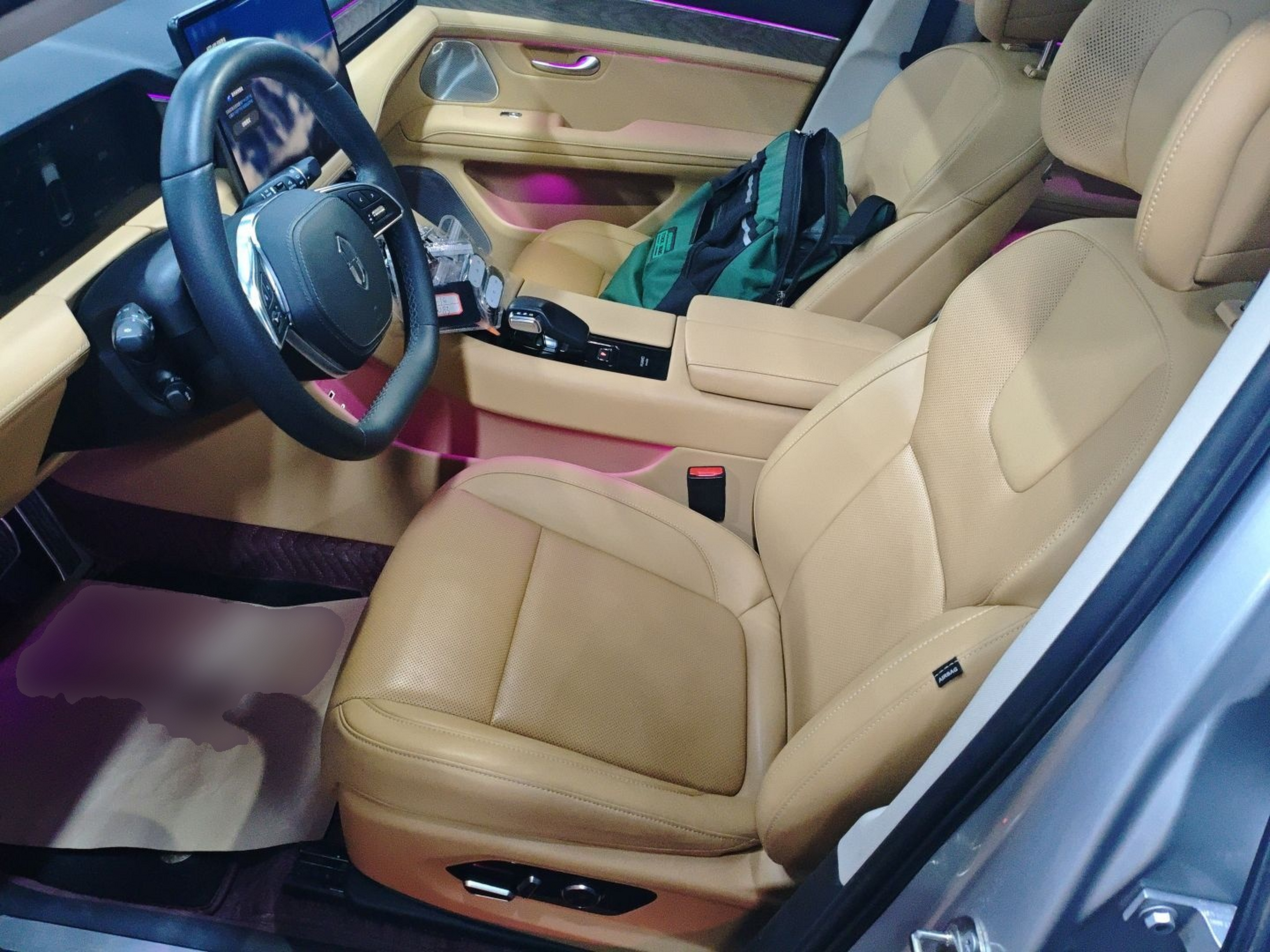 المقاعد الأمامية داخل السيارة