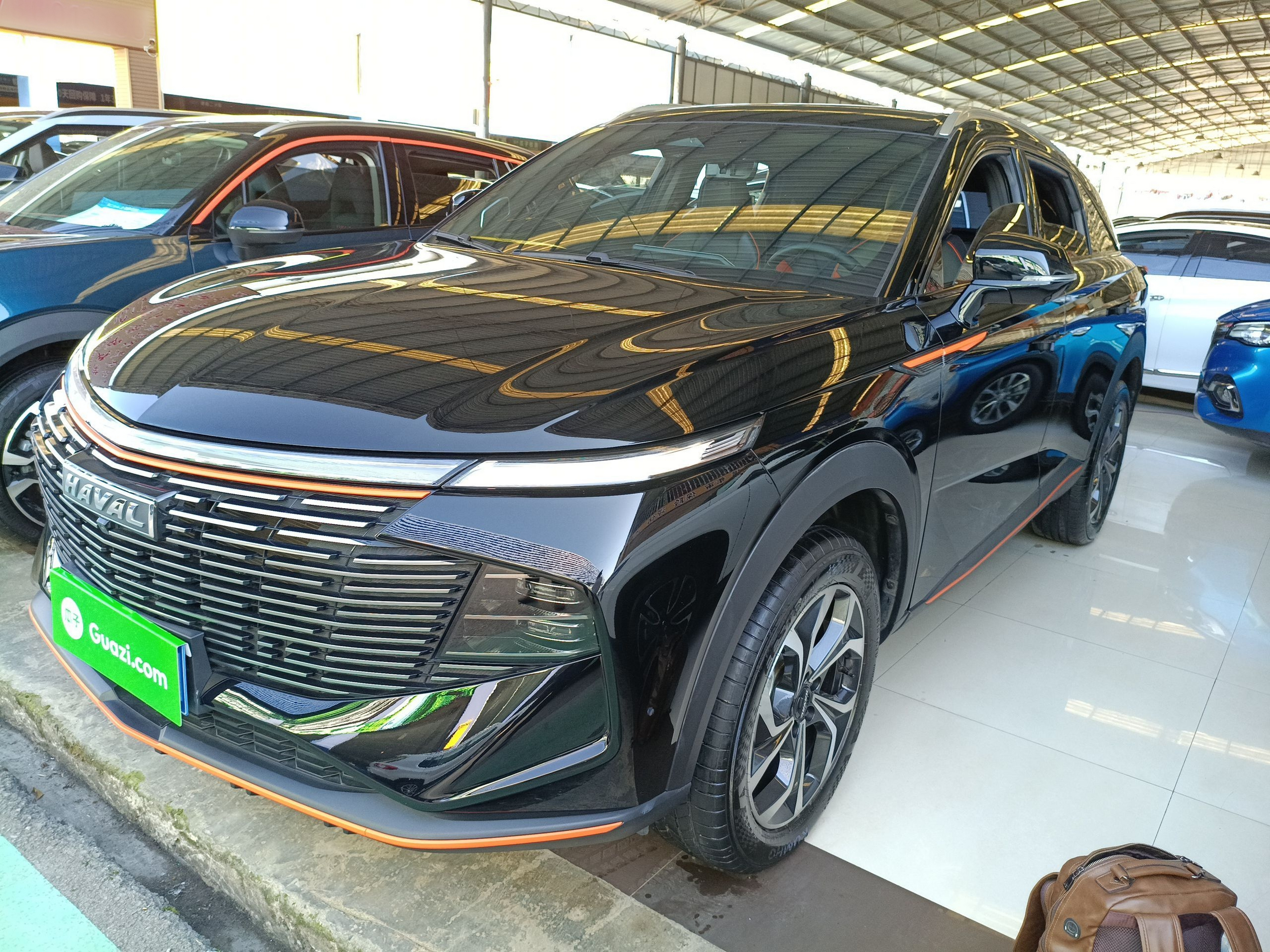 Под передней частью автомобиля