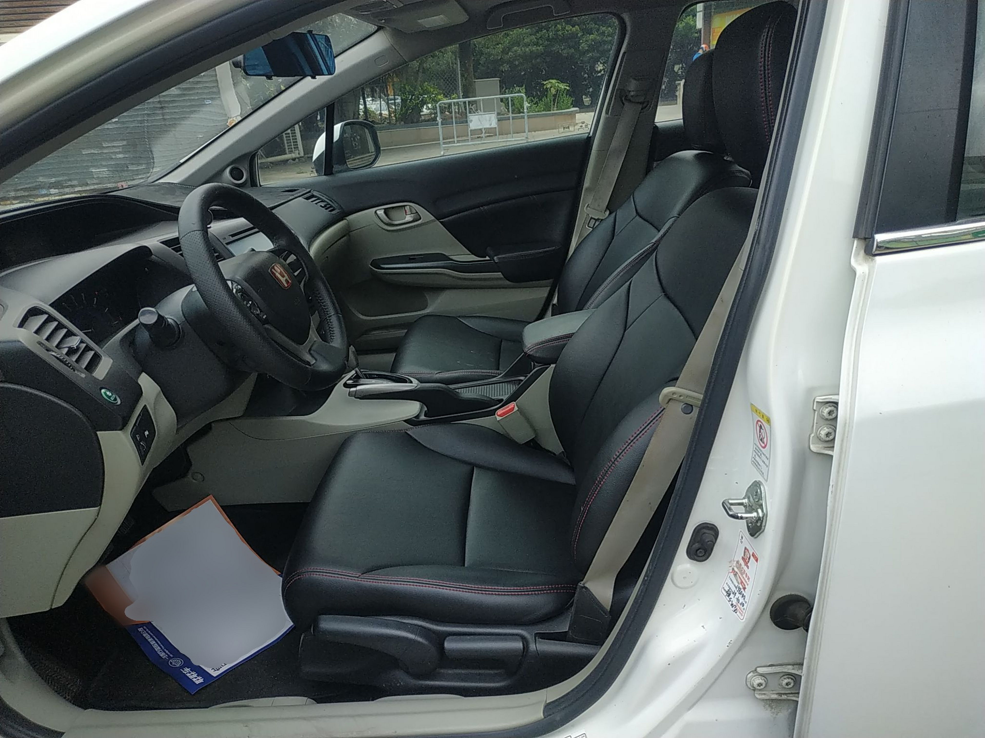 Переднее сиденье в автомобиле