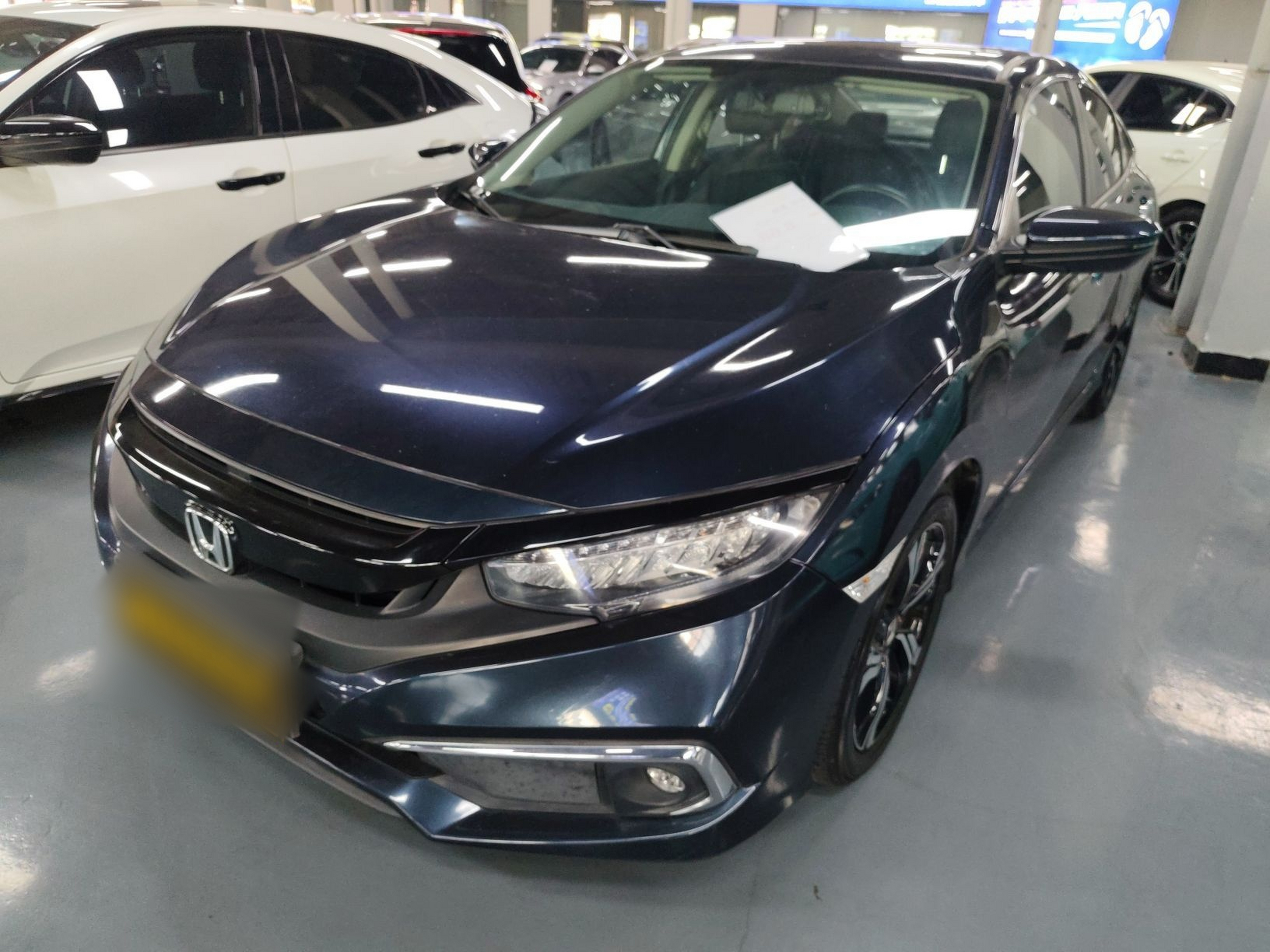 Под передней частью автомобиля