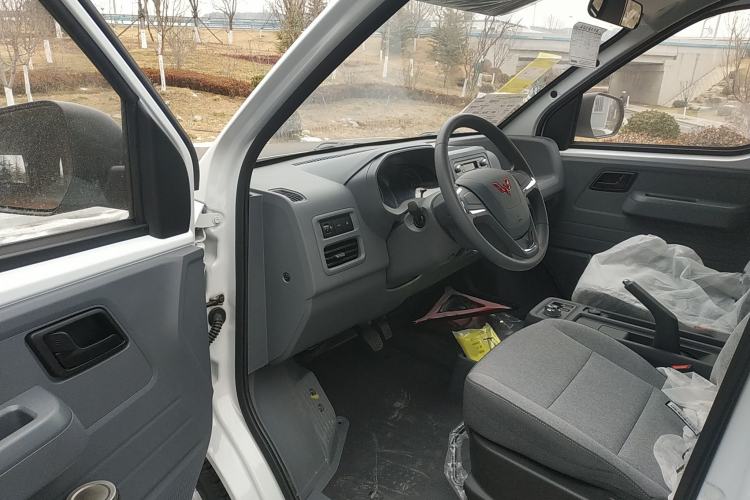 Used Wuling Yangguang 2024 300KM Comfort Version Passenger Van 75kW