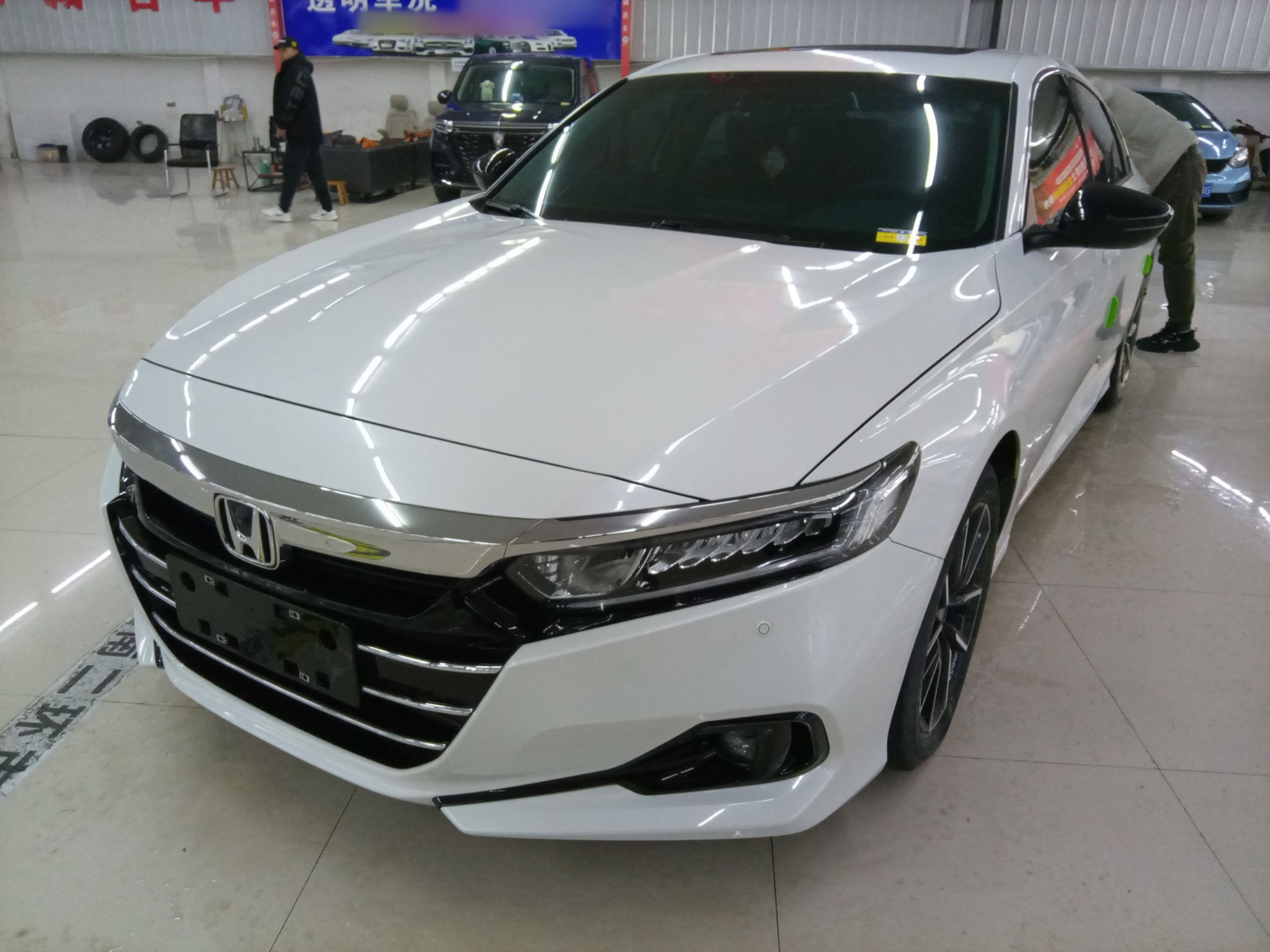 Под передней частью автомобиля