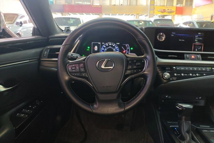 Used Lexus ES 2020 300h Premier Edition
