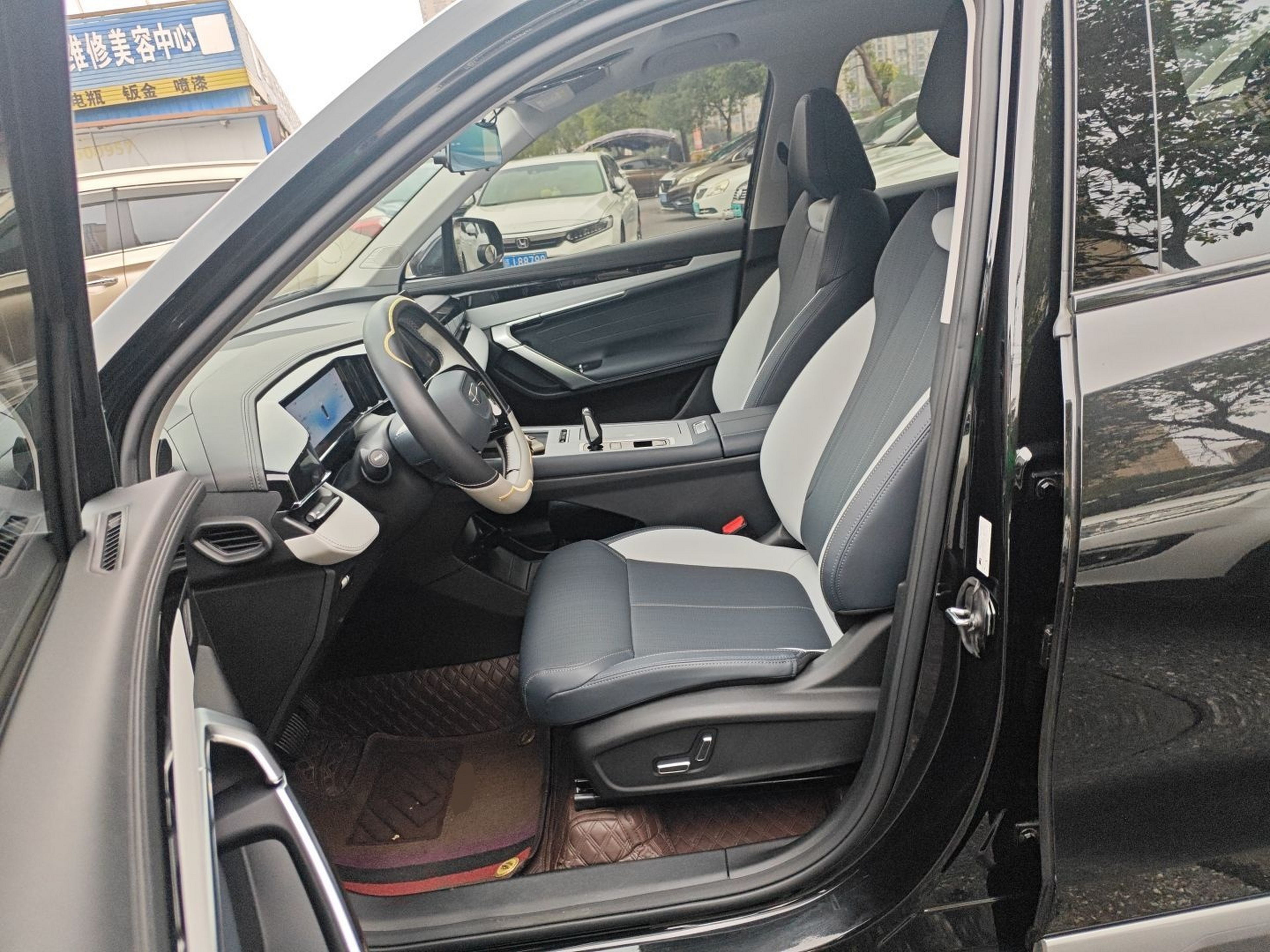 Переднее сиденье в автомобиле