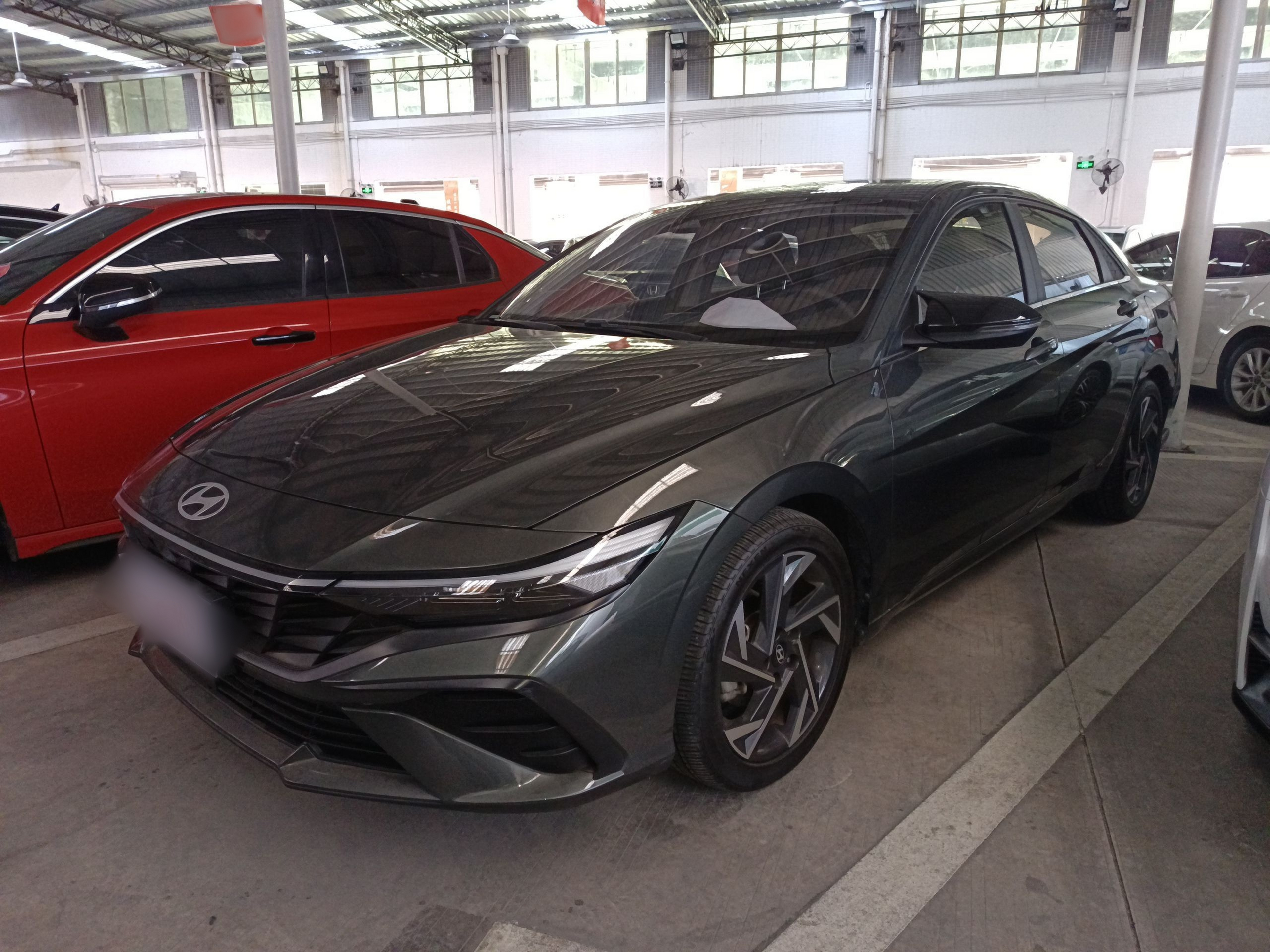 تحت مقدمة السيارة