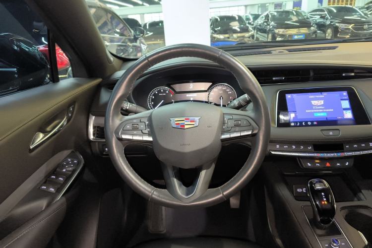 Used Cadillac XT4 2022 28T Two-Wheel-Drive Luxury Version
