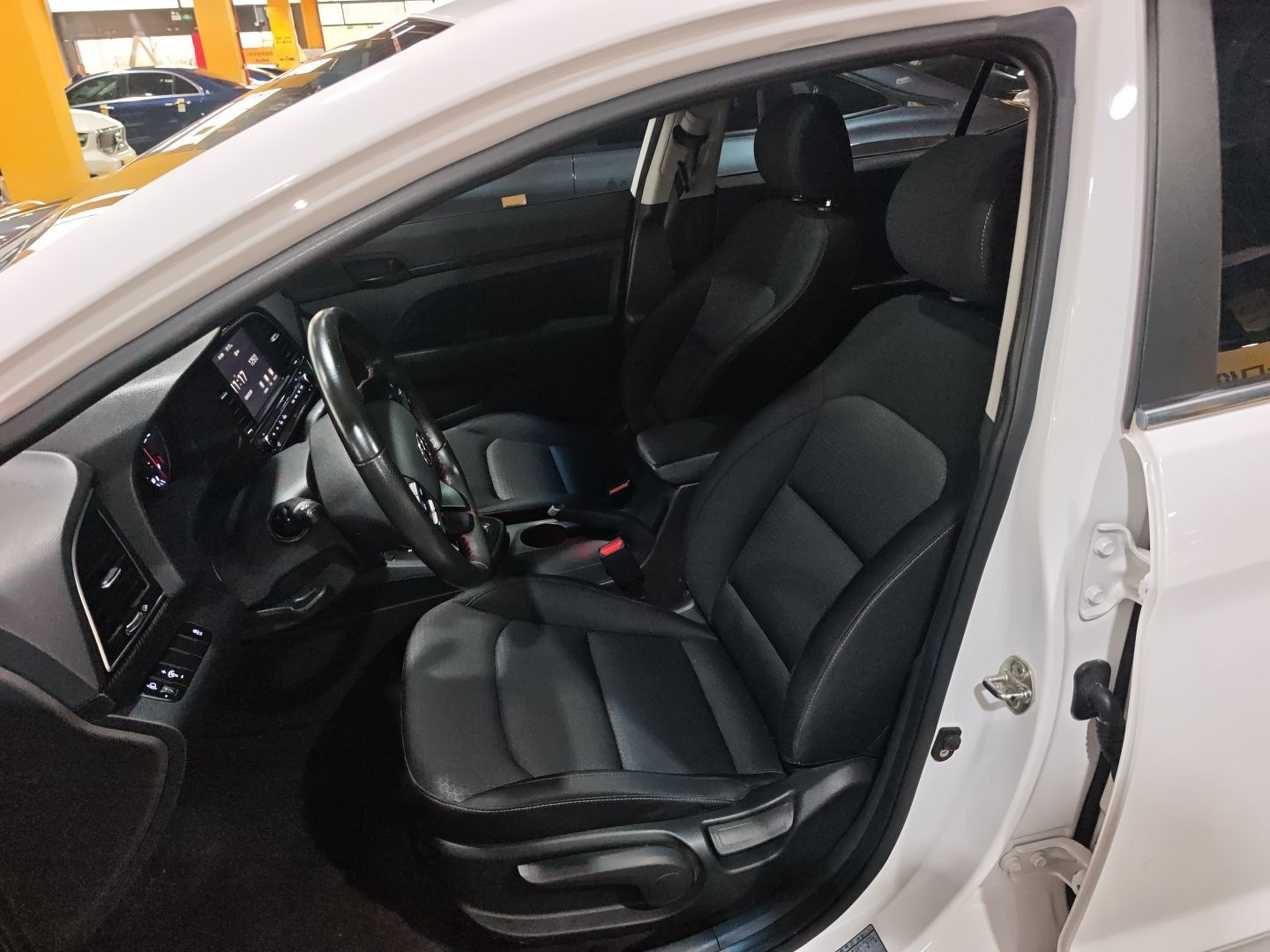 Переднее сиденье в автомобиле