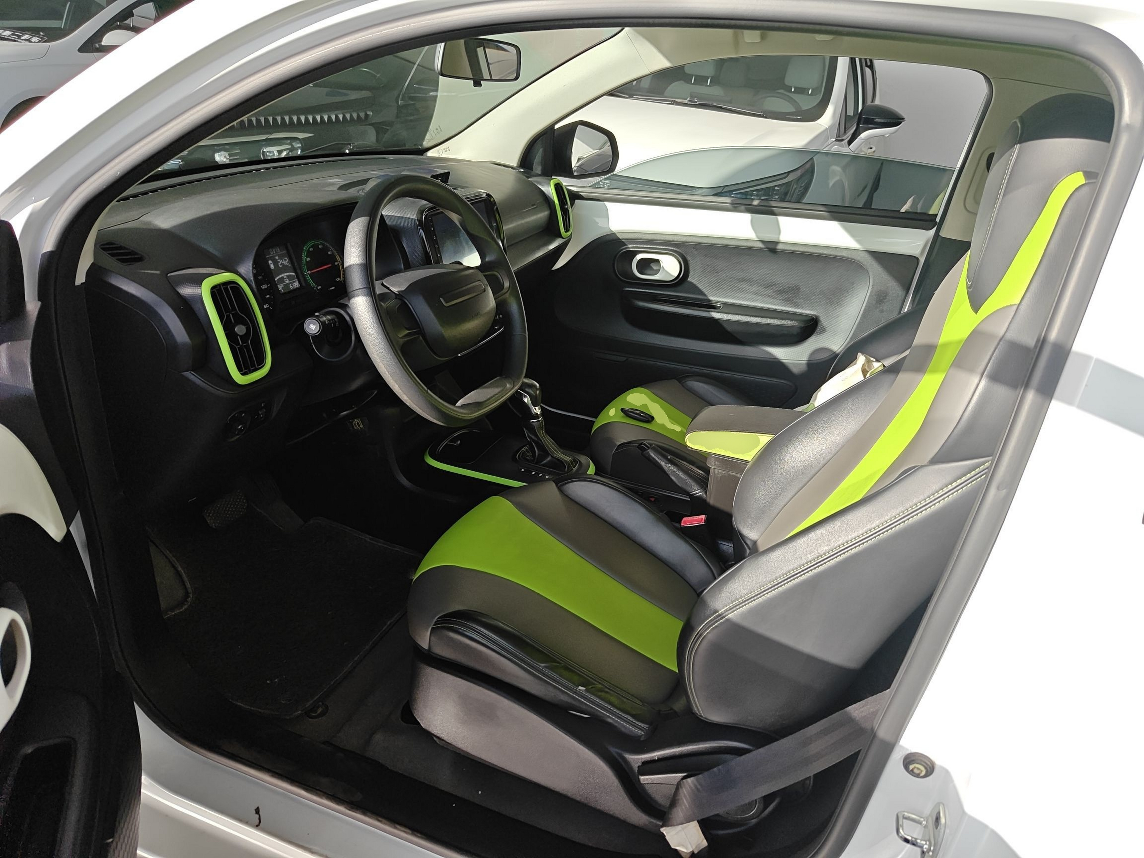 Переднее сиденье в автомобиле