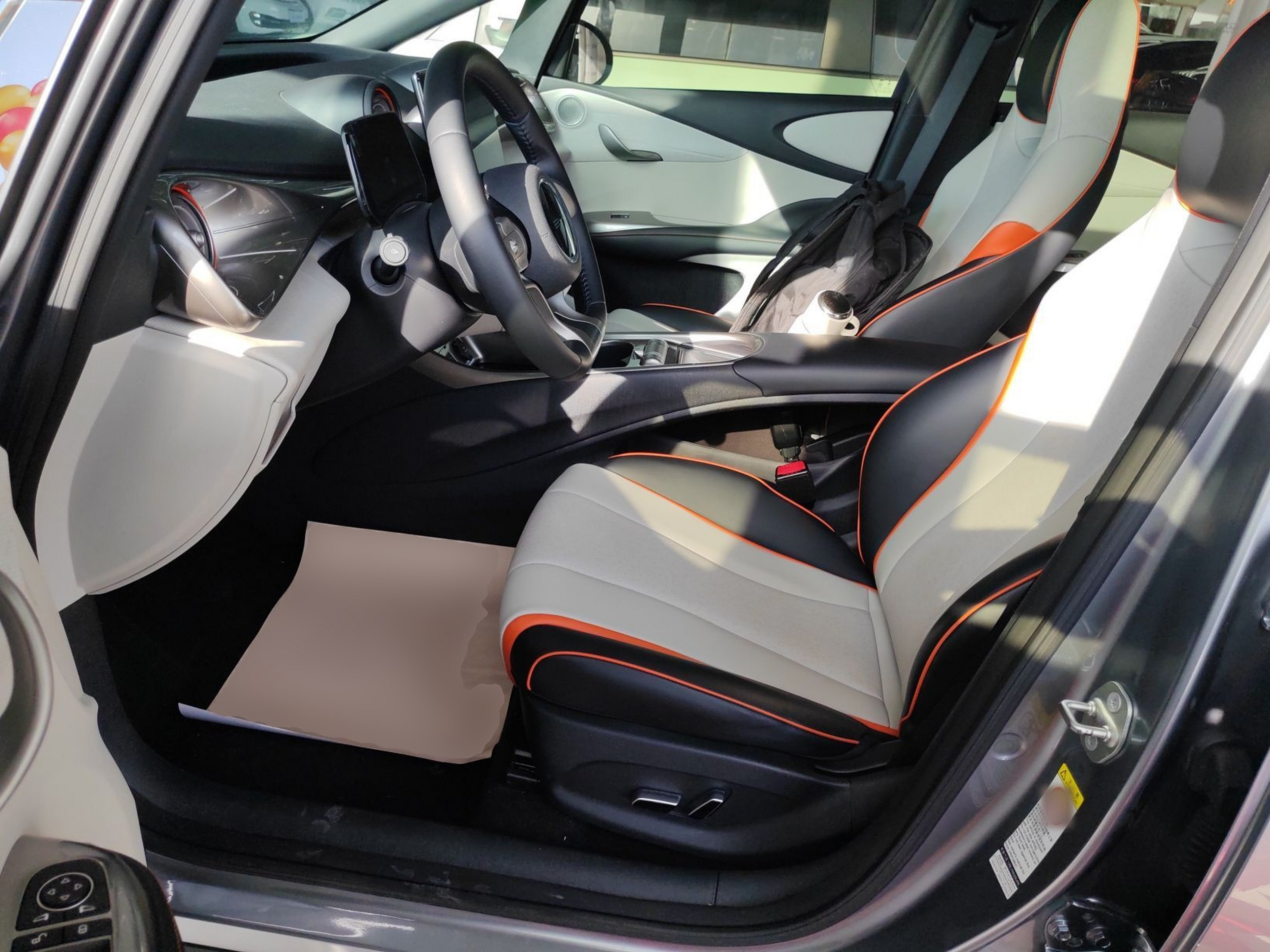 المقاعد الأمامية داخل السيارة