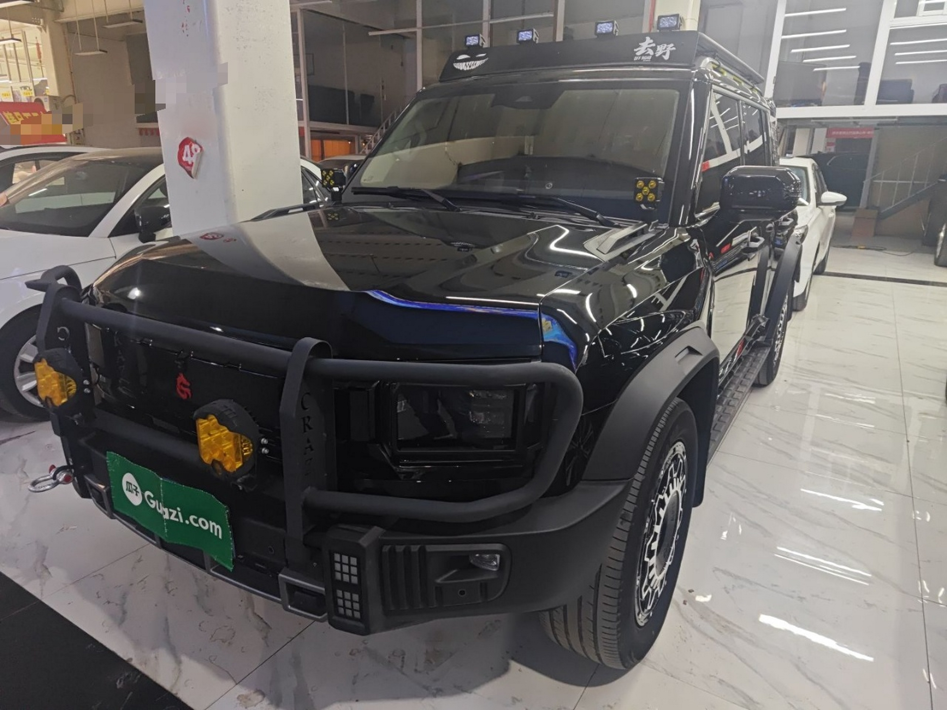 تحت مقدمة السيارة