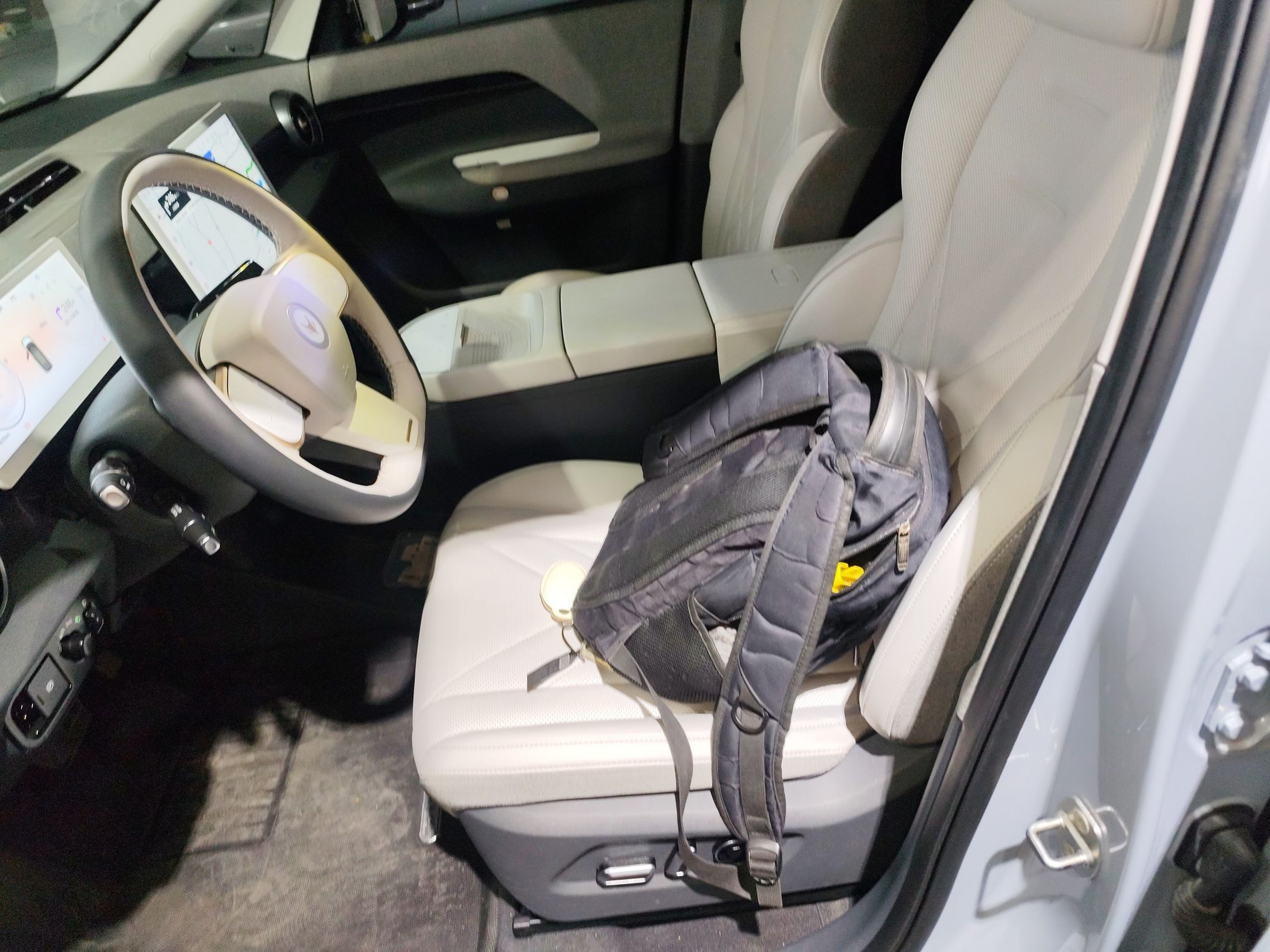 Переднее сиденье в автомобиле