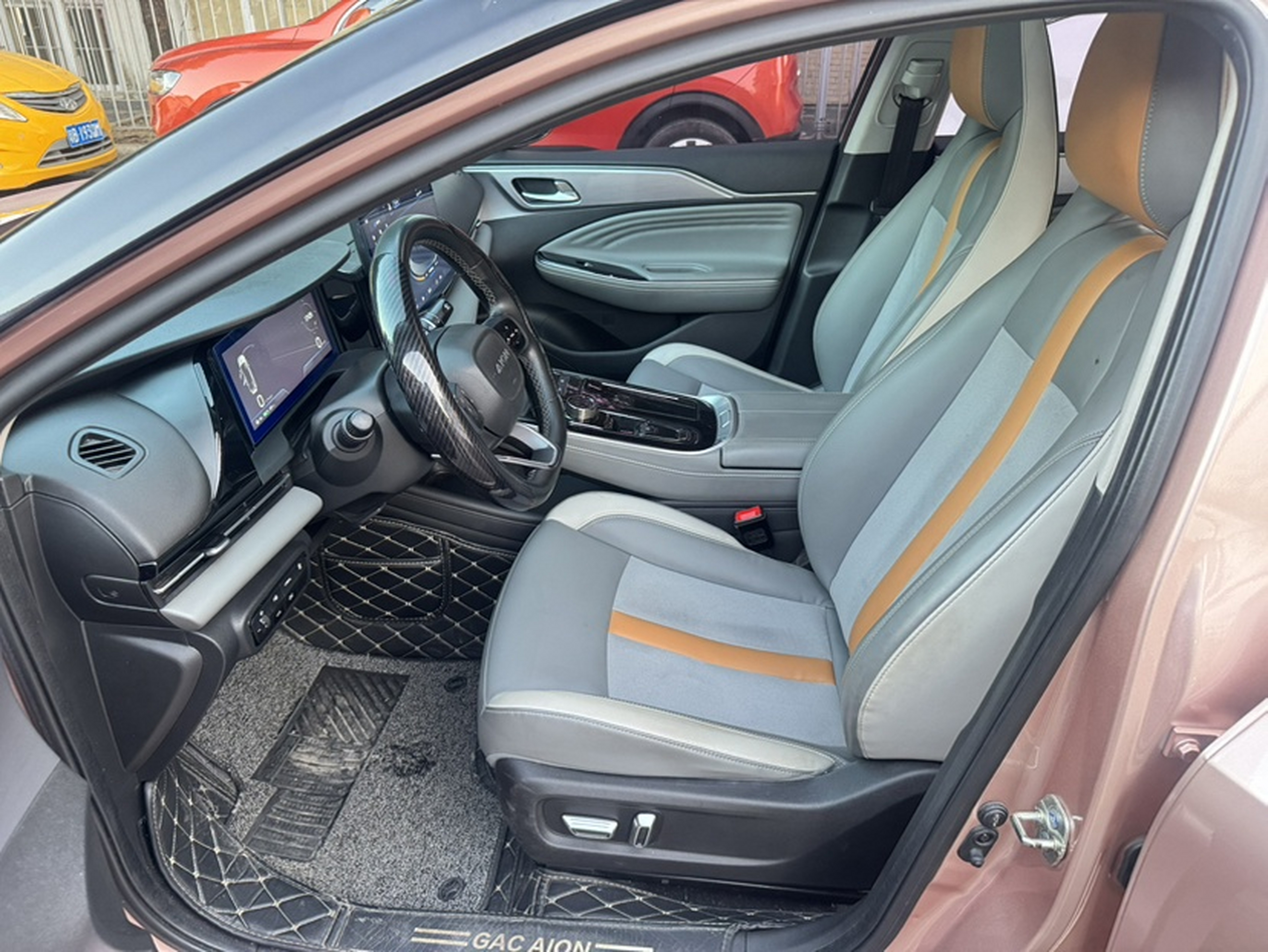 Переднее сиденье в автомобиле