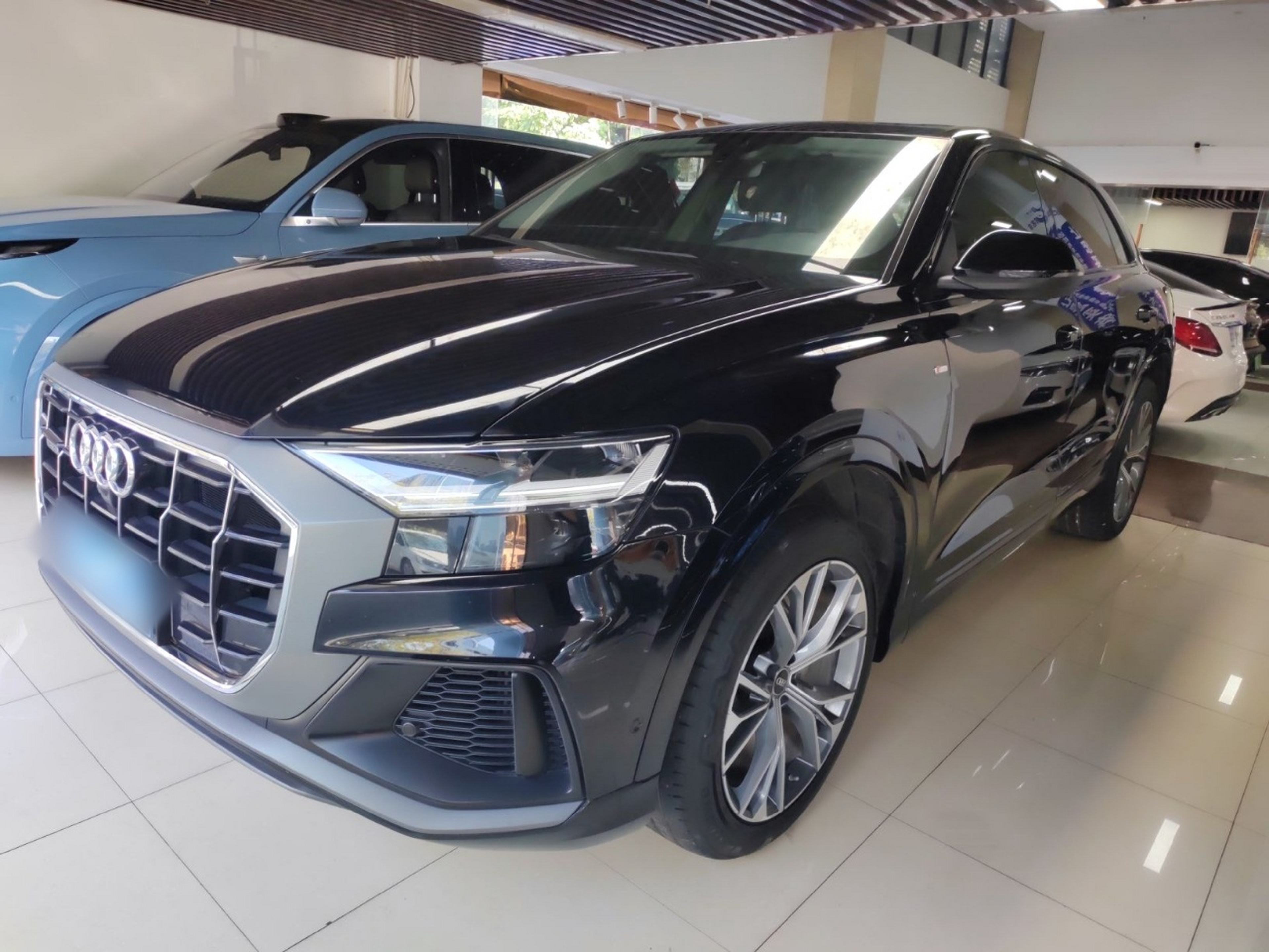 Под передней частью автомобиля