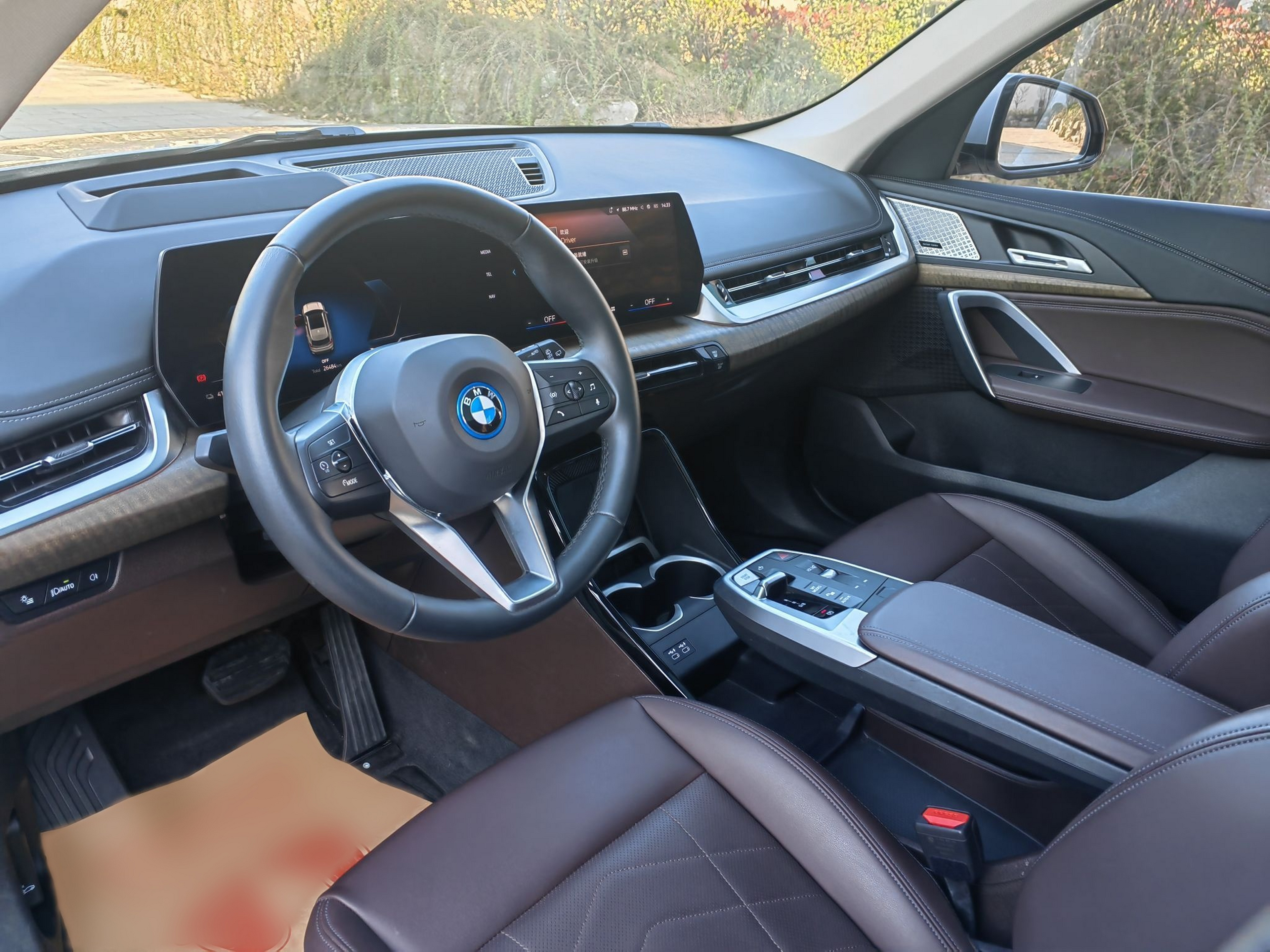 المقاعد الأمامية داخل السيارة