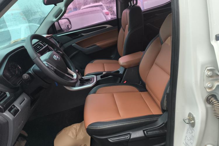 Used SAIC MAXUS T70 2019 2.0T Diesel Automatic Two-Wheel Drive Comfort Edition with Long Bed and High Ground Clearance
