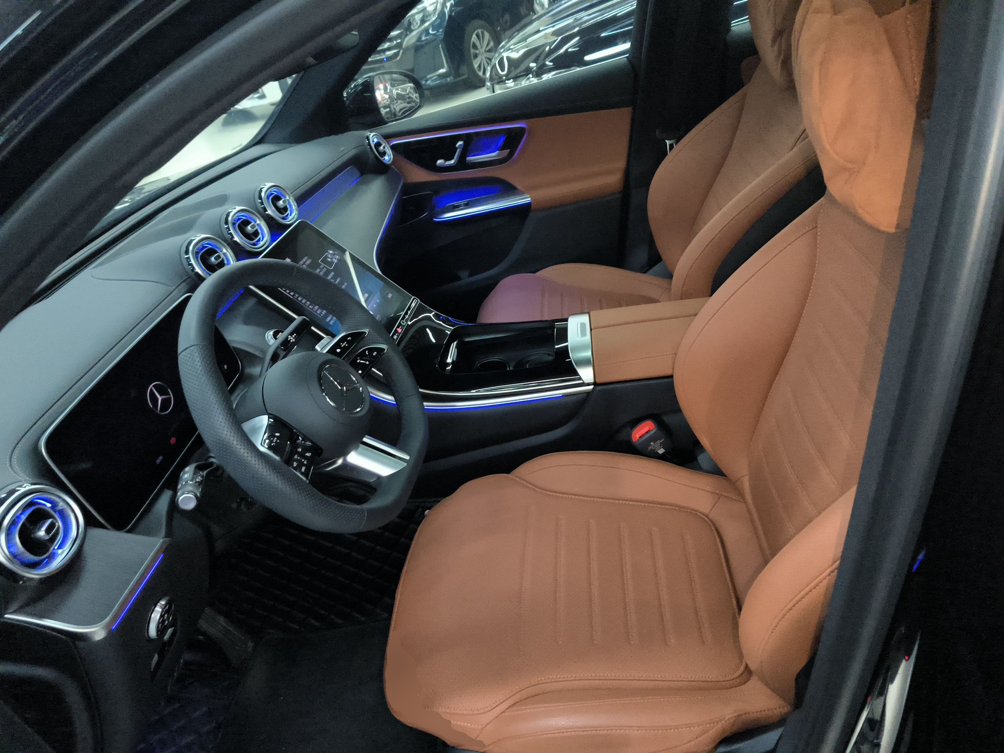 المقاعد الأمامية داخل السيارة