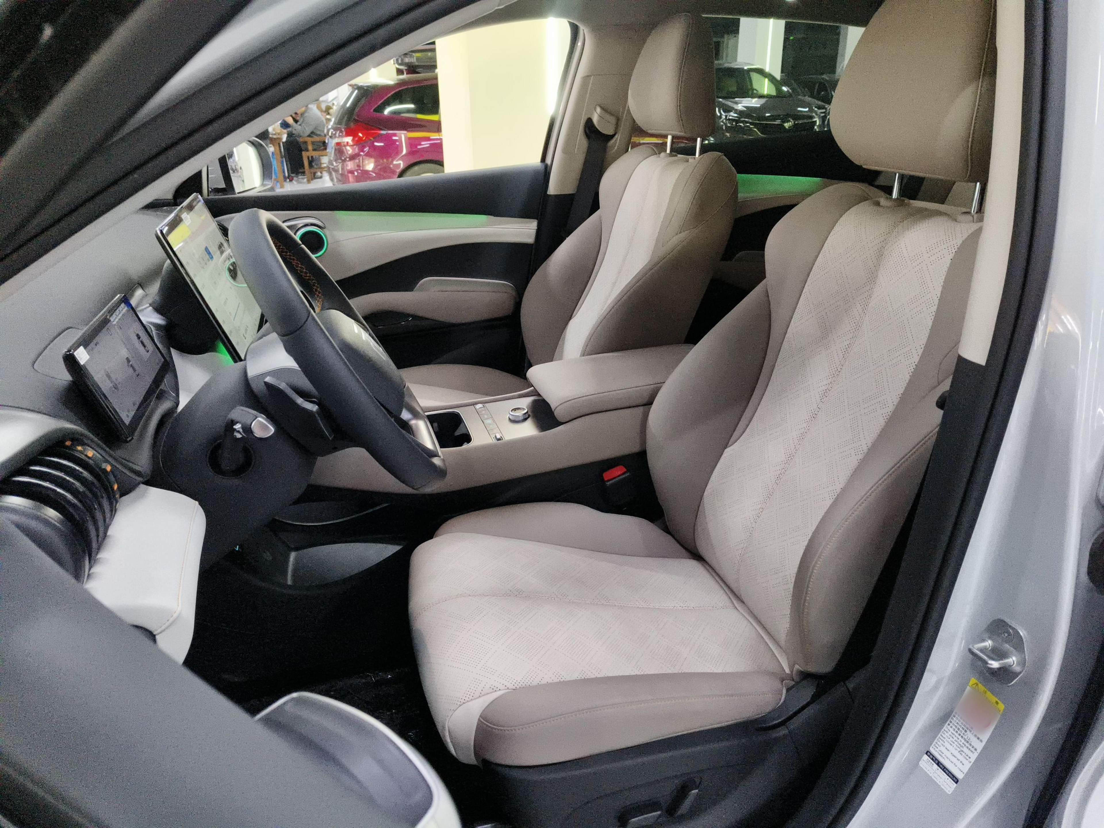 المقاعد الأمامية داخل السيارة