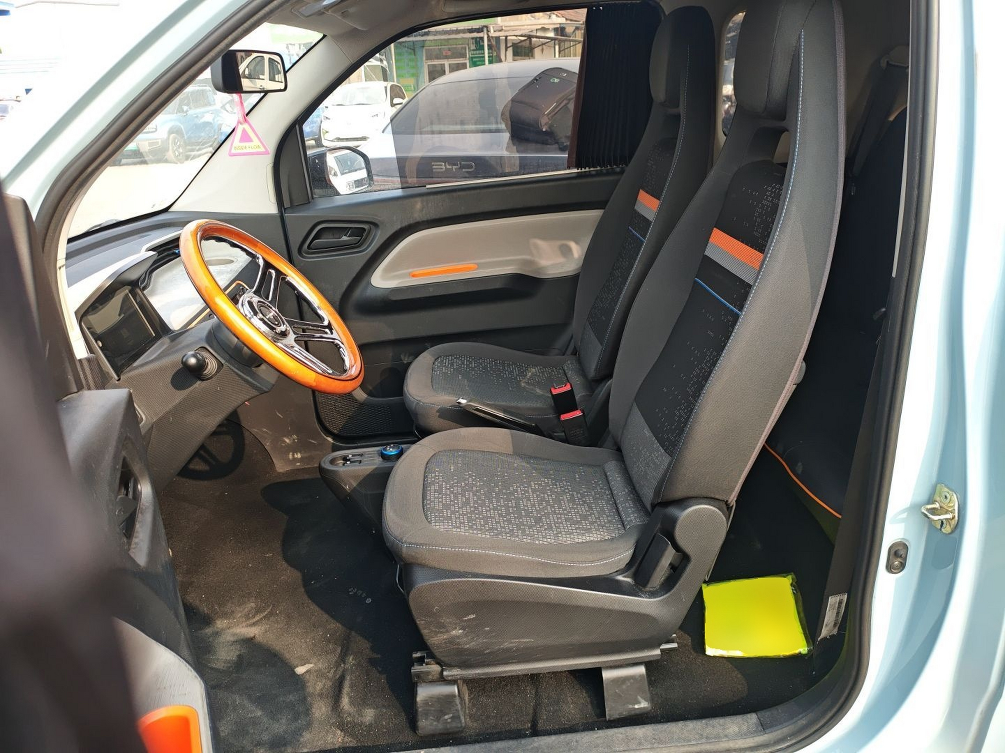 المقاعد الأمامية داخل السيارة