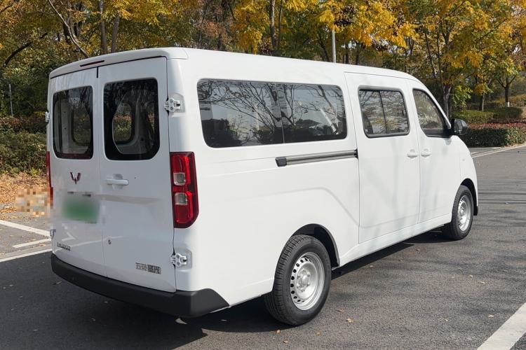 Used Wuling Yangguang 2024 300KM Comfort Version Passenger Van 75kW