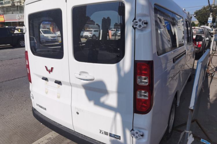 Used Wuling Yangguang 2024 300KM Comfort Version Passenger Van 75kW
