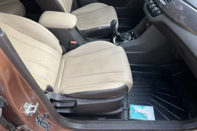 Used Baojun 310W 2017 1.5L Manual Fashion Model China V
