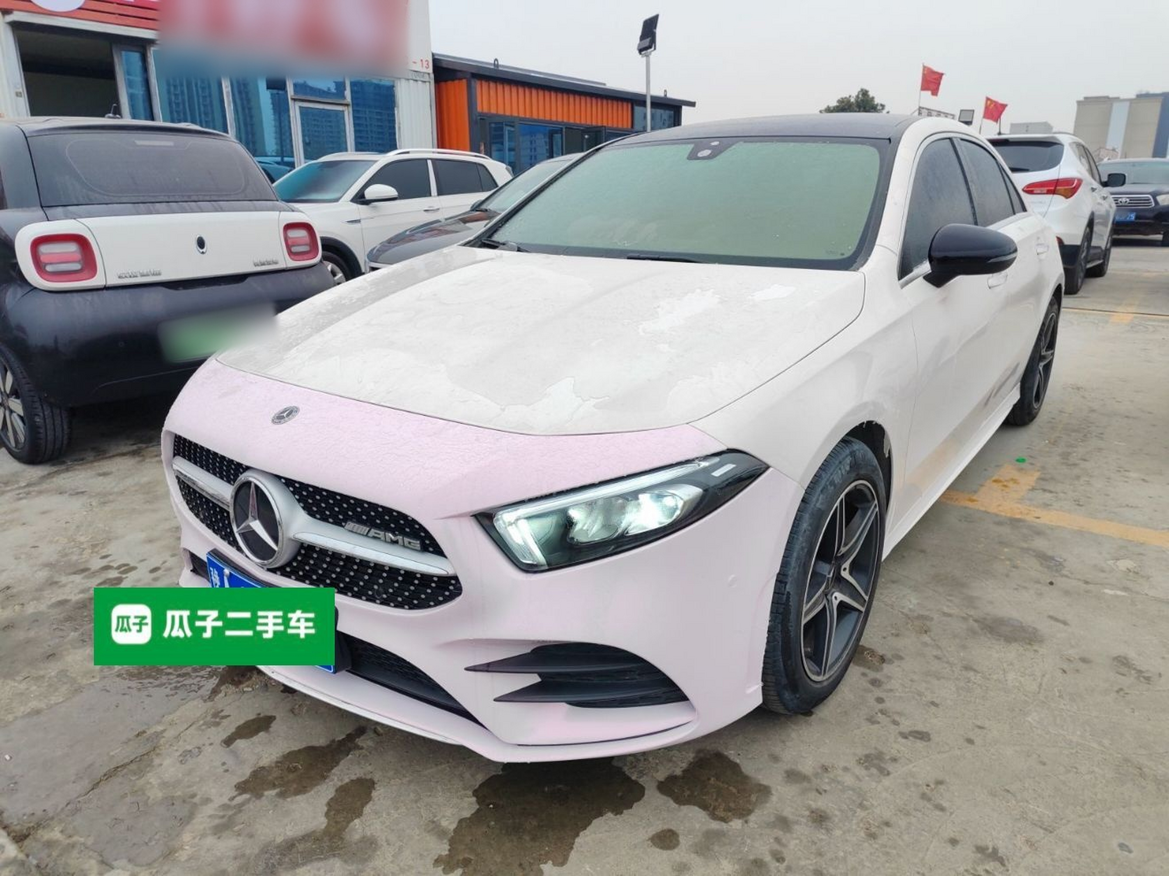 تحت مقدمة السيارة