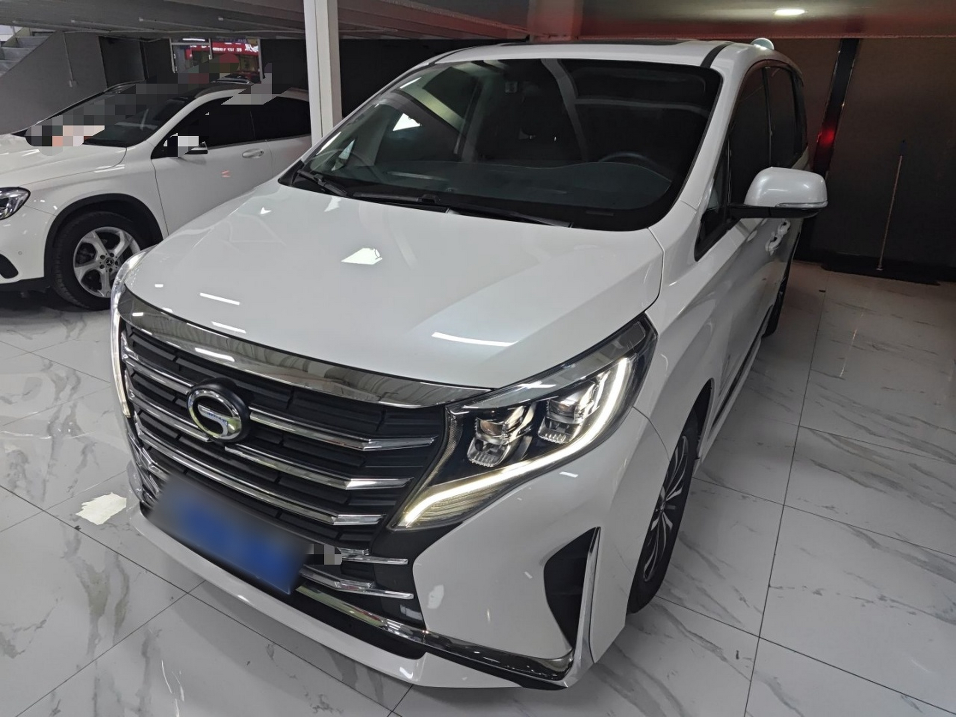 تحت مقدمة السيارة