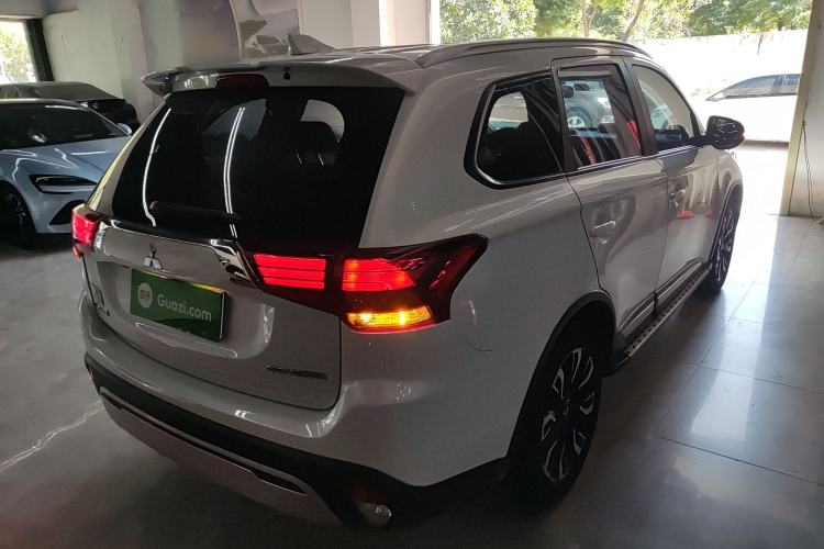 Used Mitsubishi Outlander 2020 2.0L Two-Wheel Drive Comfort Edition 7-Seater
