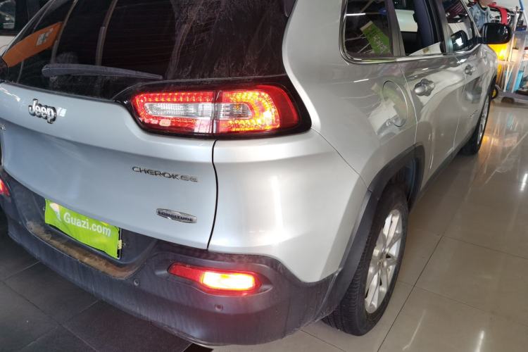 Used  Cherokee 2016 2.4L Leading Edition
