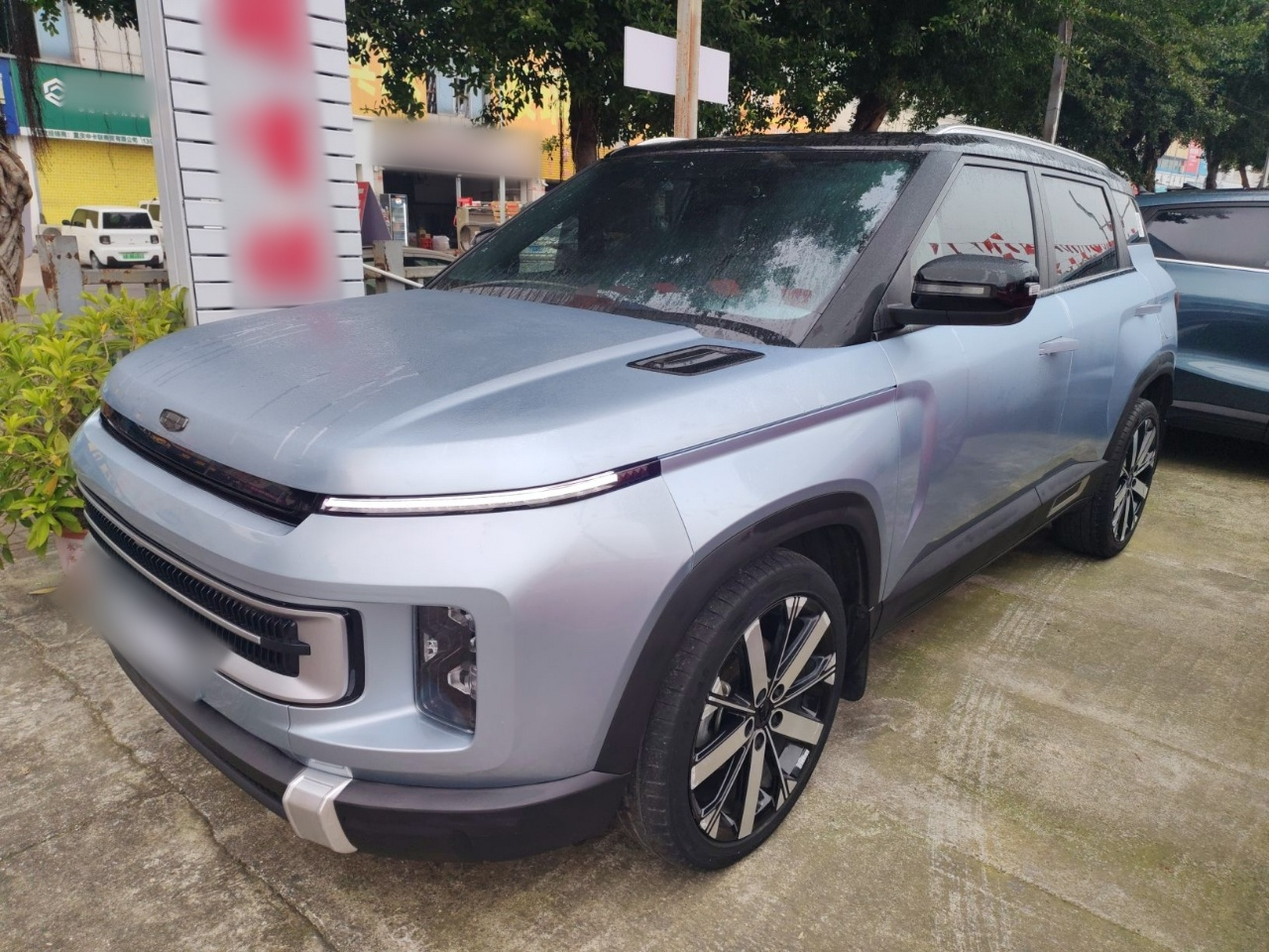 Под передней частью автомобиля