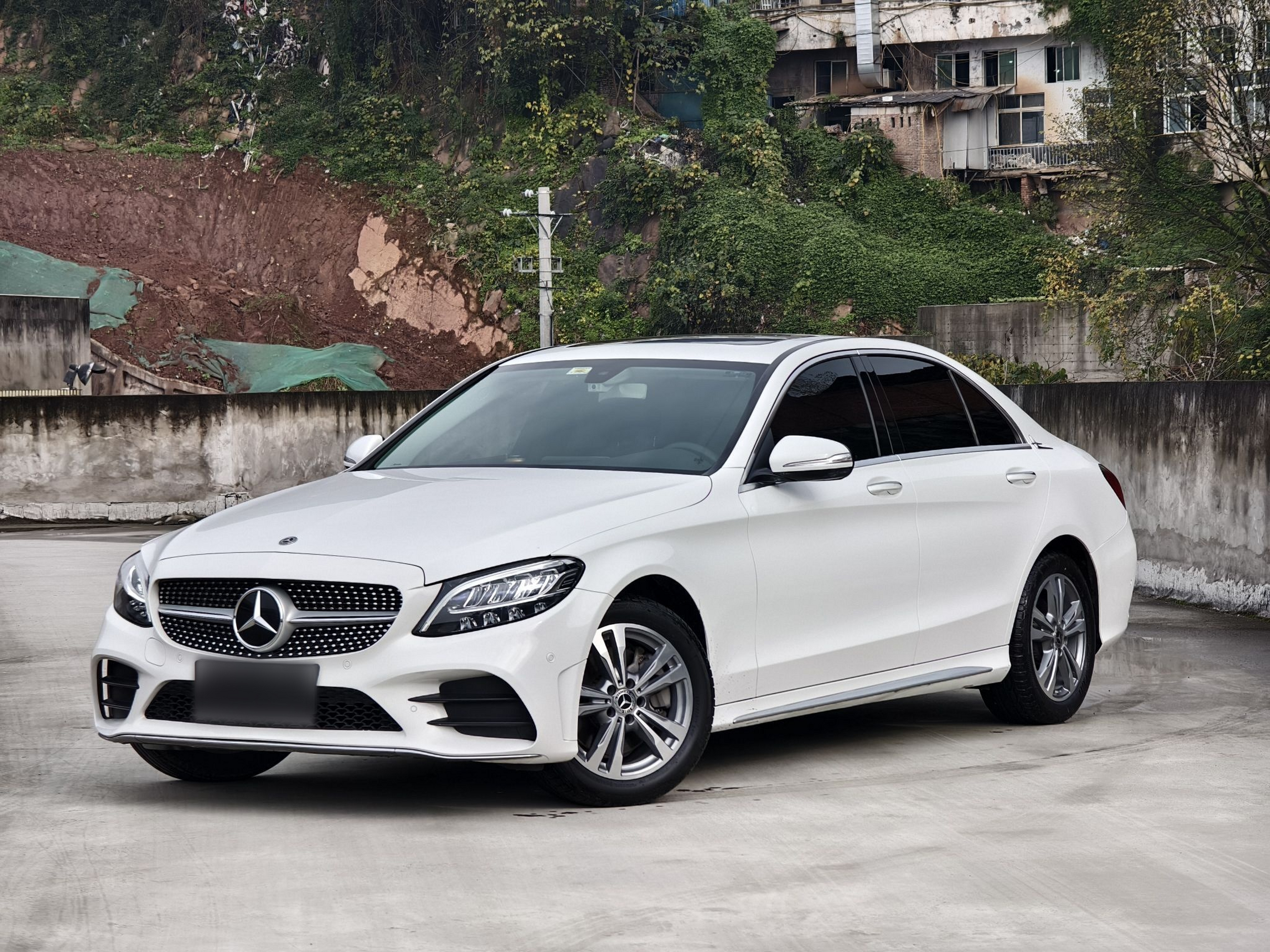 Под передней частью автомобиля