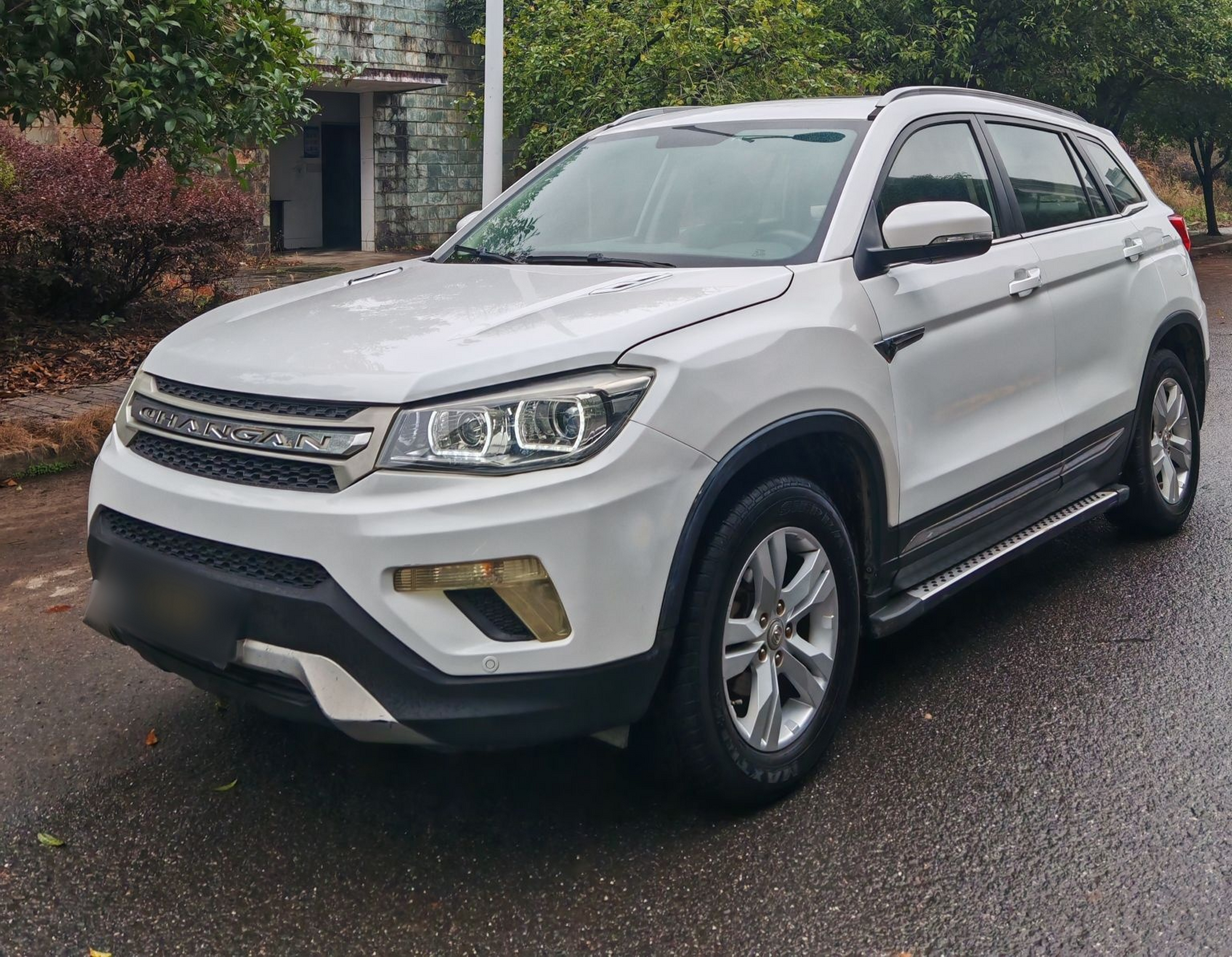 Под передней частью автомобиля