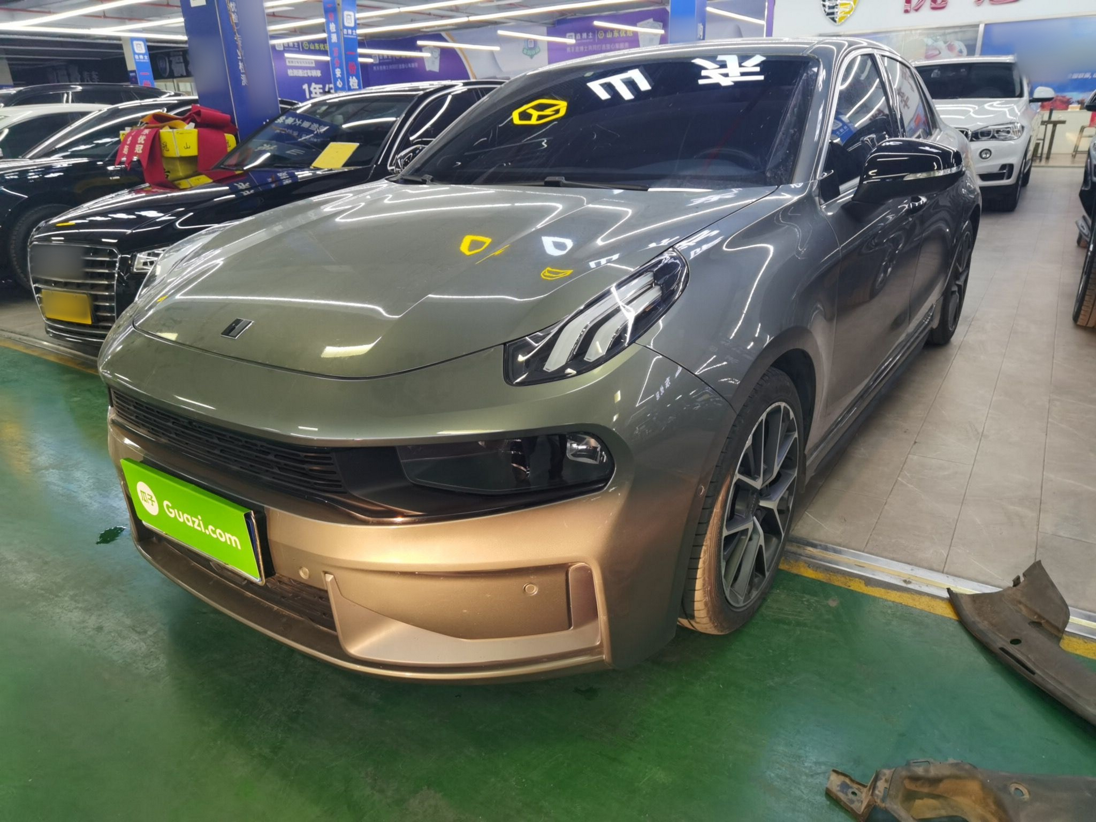 تحت مقدمة السيارة