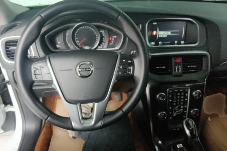 Used Volvo V40 2017 T3 Zhiyi Edition
