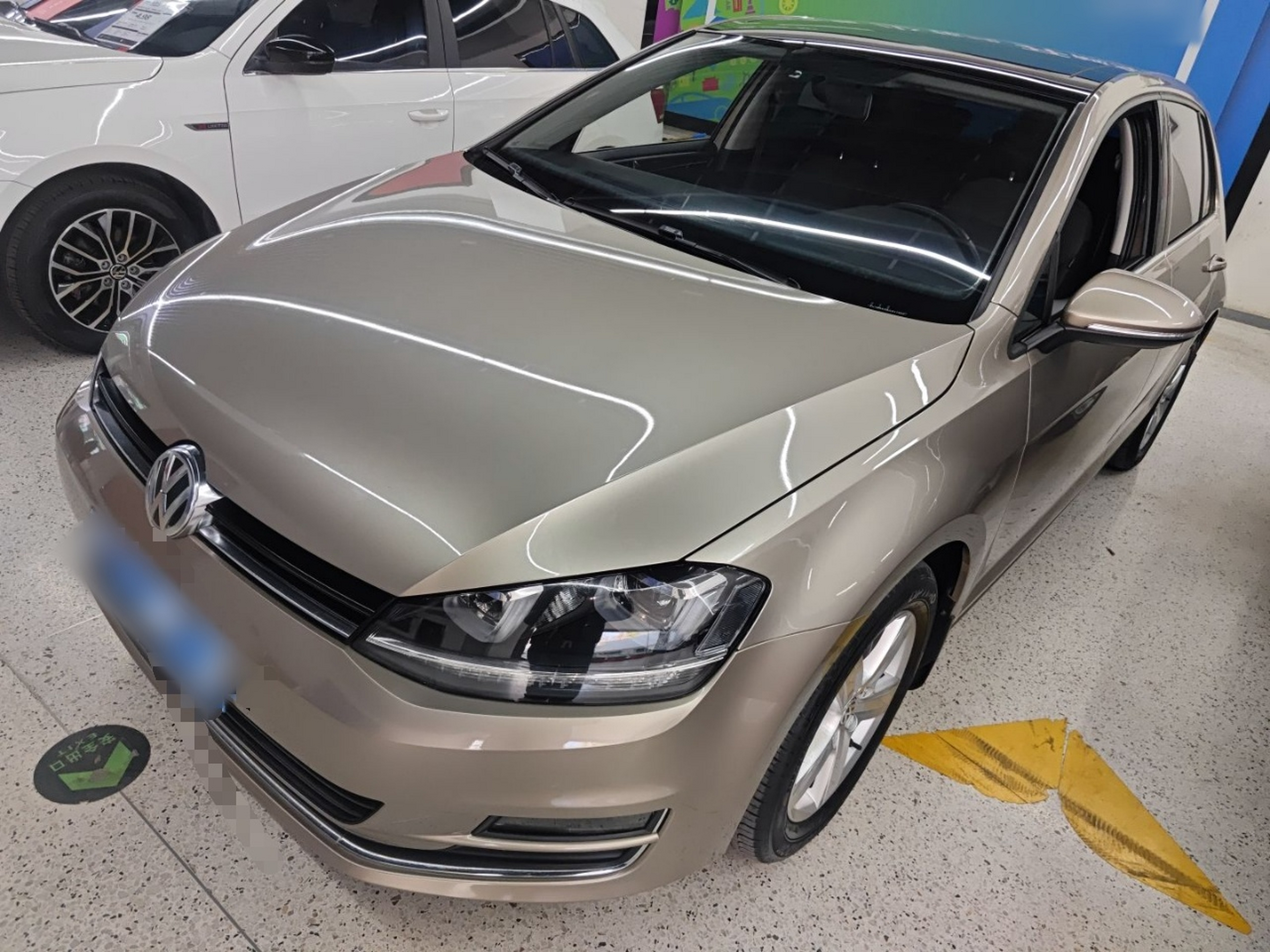 Под передней частью автомобиля