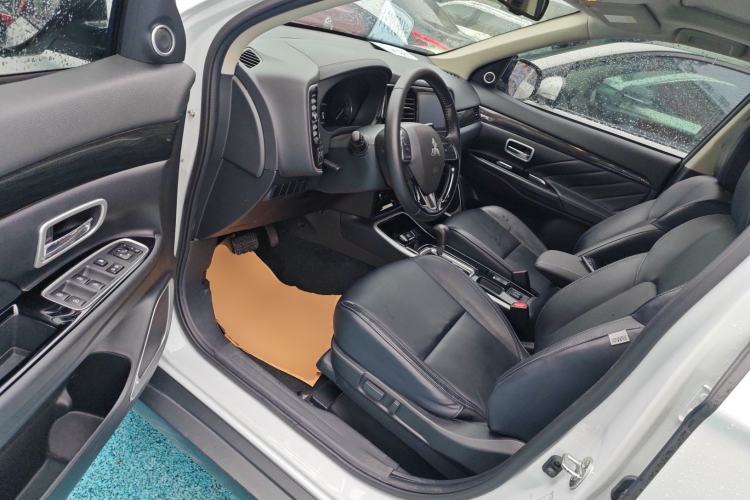 Used Mitsubishi Outlander 2019 2.0L Two-Wheel Drive Comfort Edition 7-Seater China VI Standard
