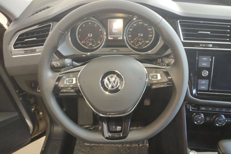 Used Volkswagen Tiguan L 2019 330TSI Automatic Two-Wheel Drive Smart Luxury Version China V Emission Standard
