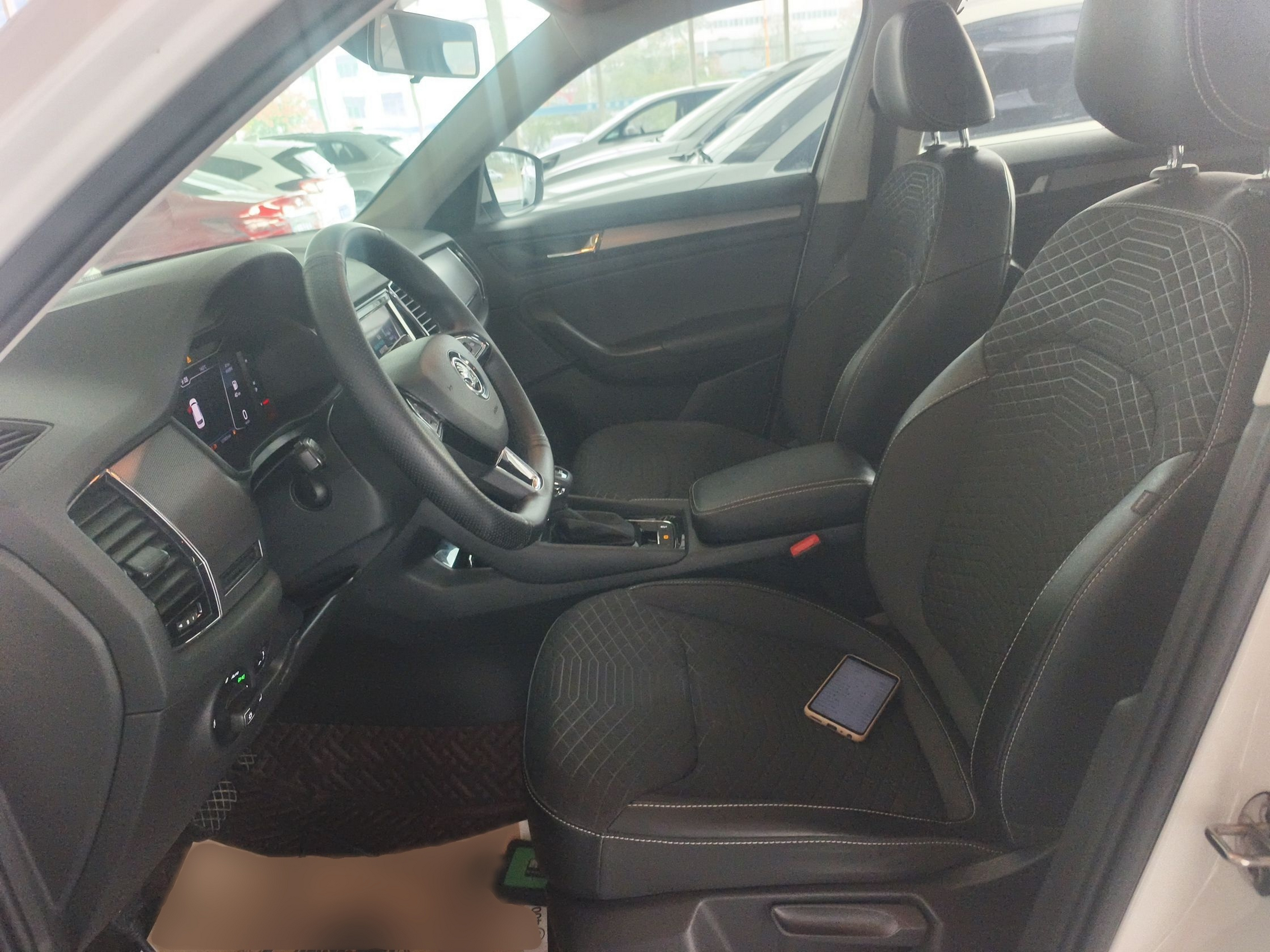 المقاعد الأمامية داخل السيارة