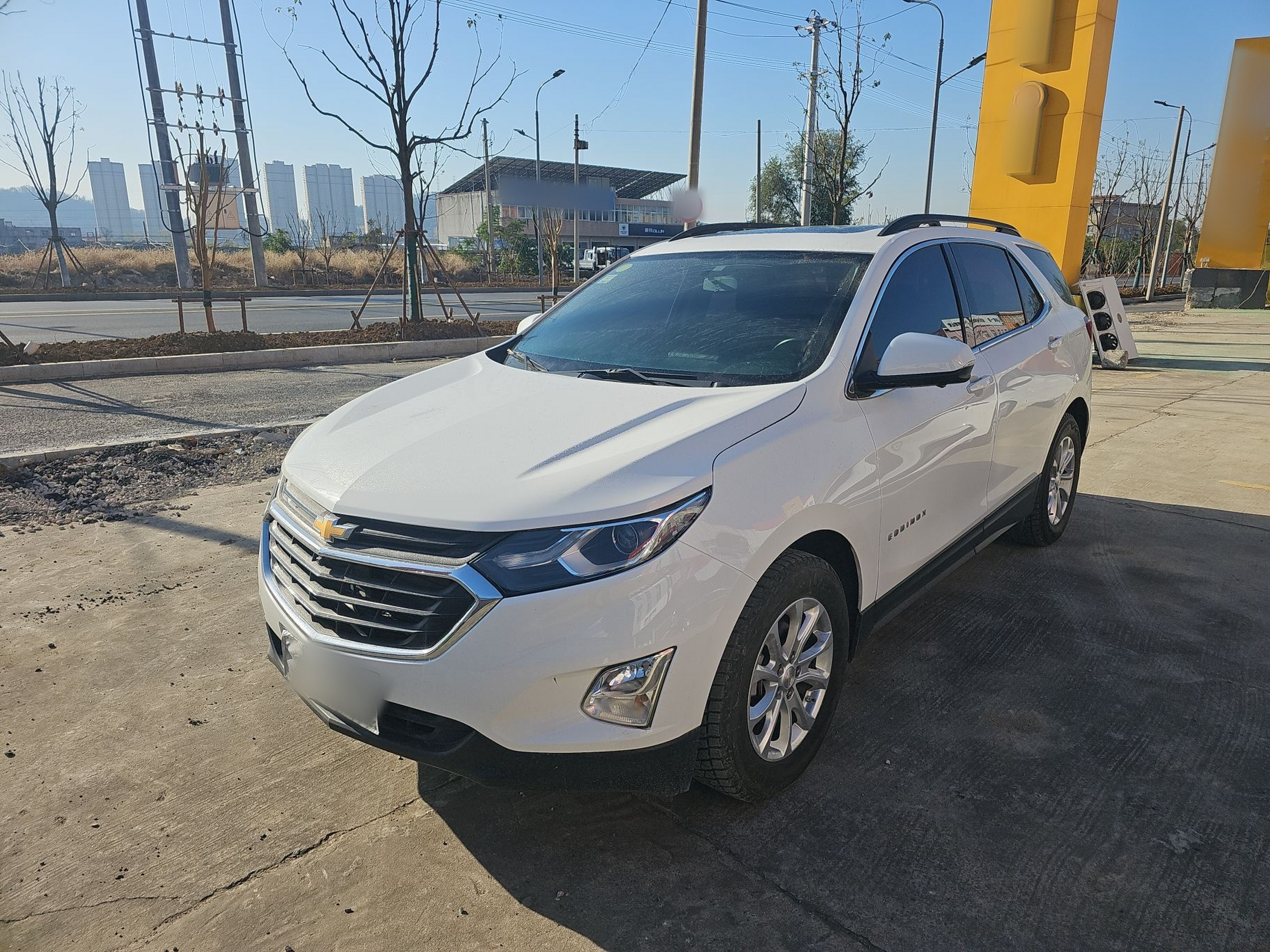 Под передней частью автомобиля